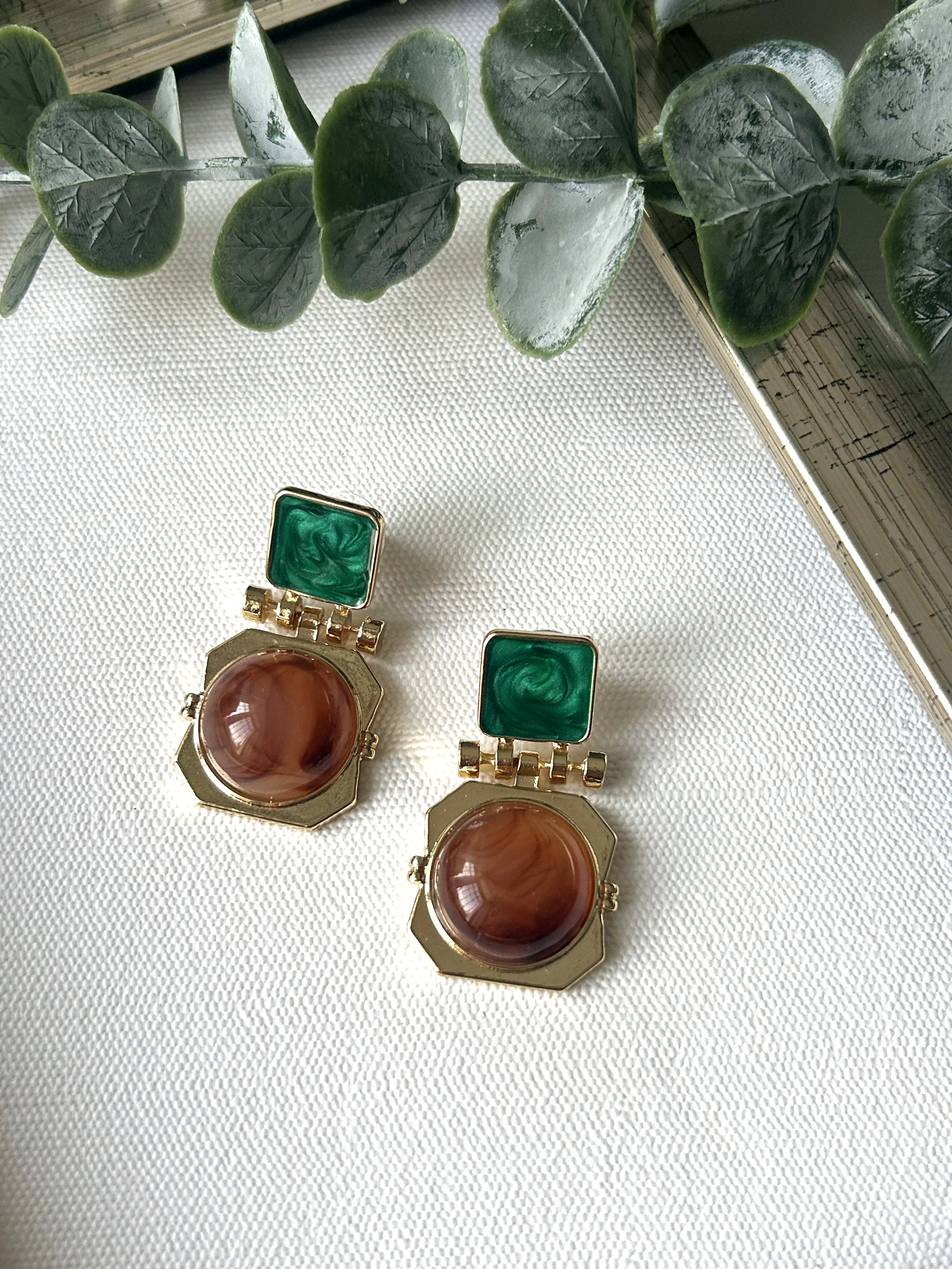 Kahverengi ve Yeşil Detaylı Küpe