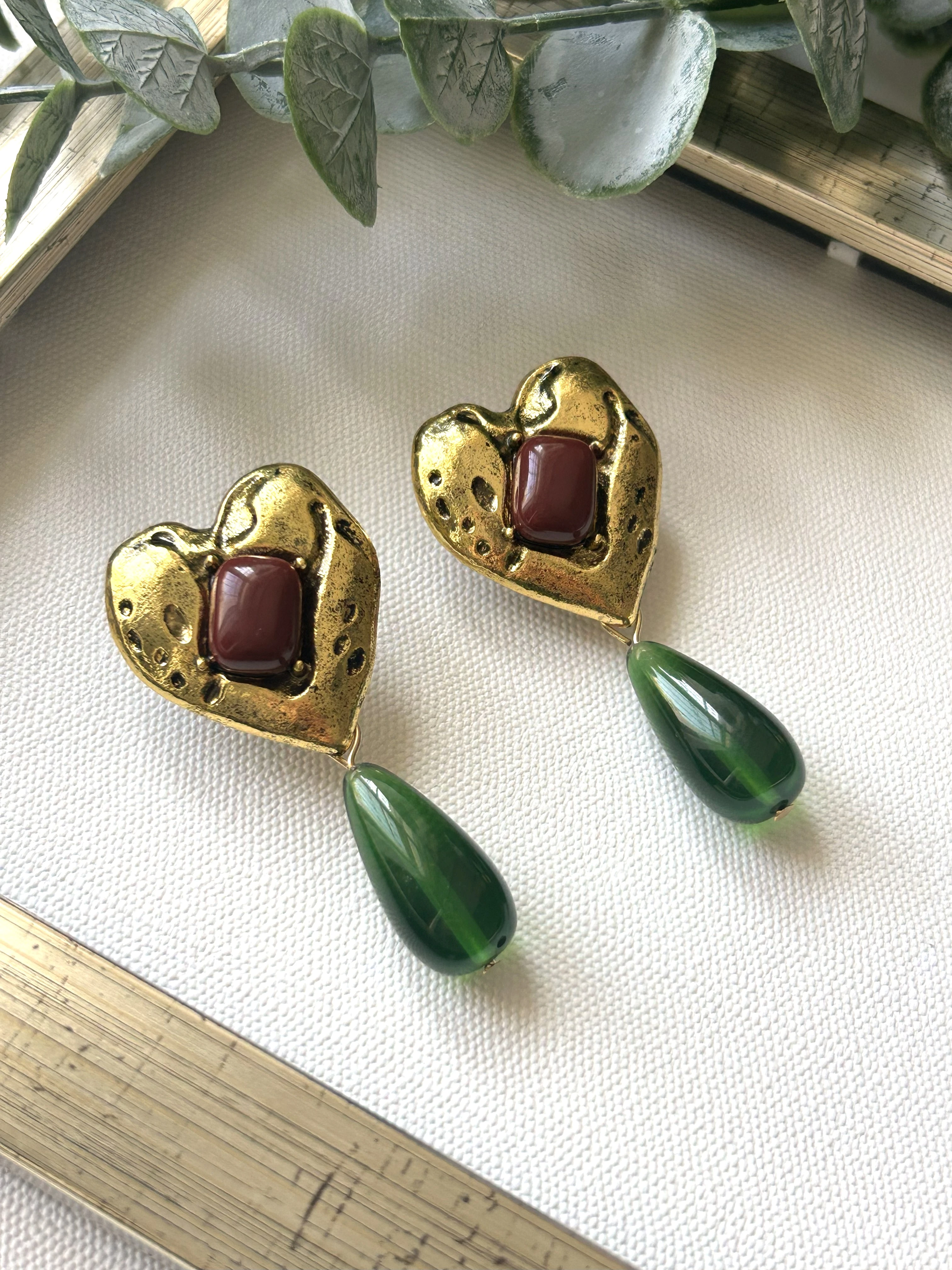 Asimetrik Kalp Formlu Bordo-Taşlı Yeşil Damla Küpe