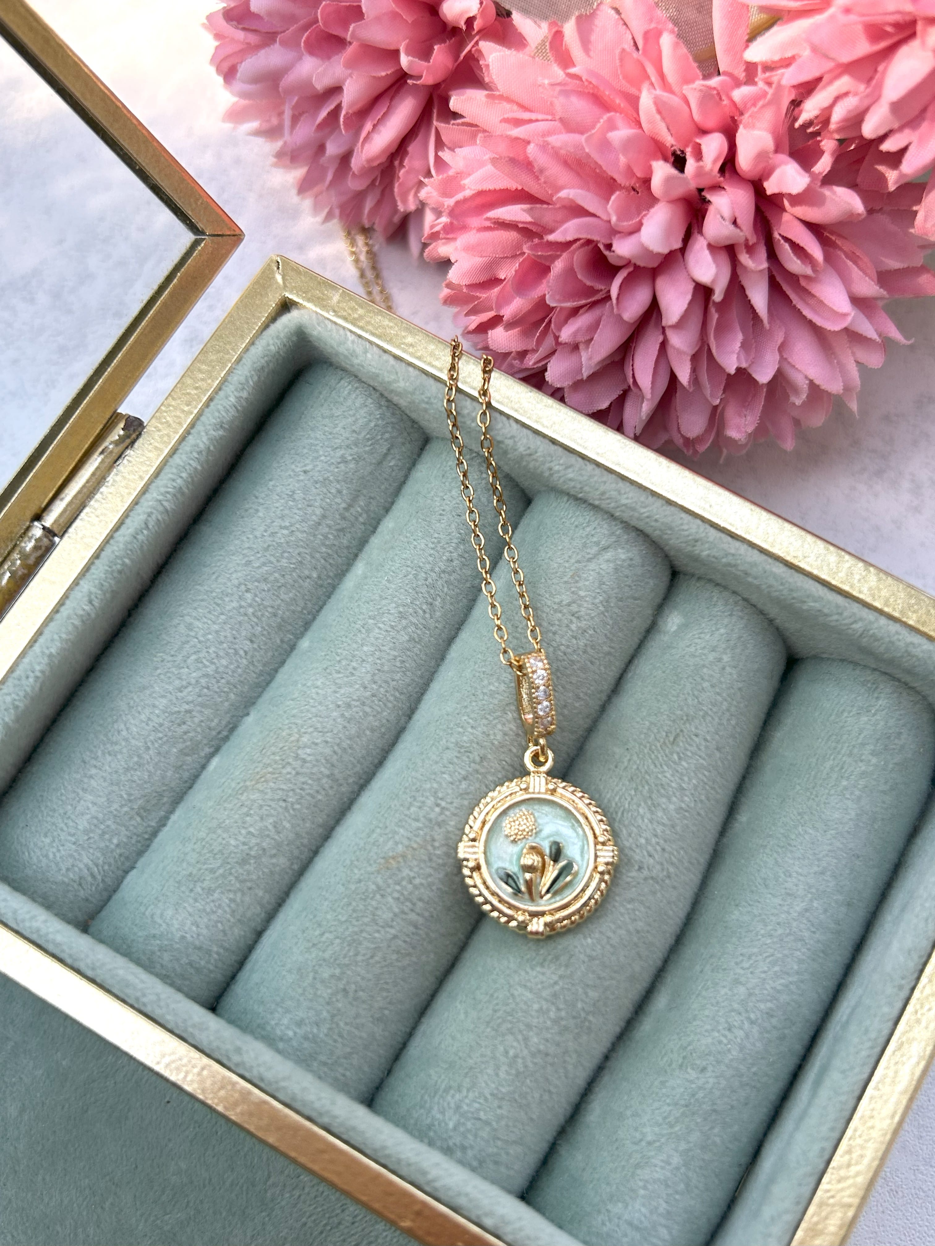 Gold Vintage Çerçeve Detaylı Mavi Çelik Kolye