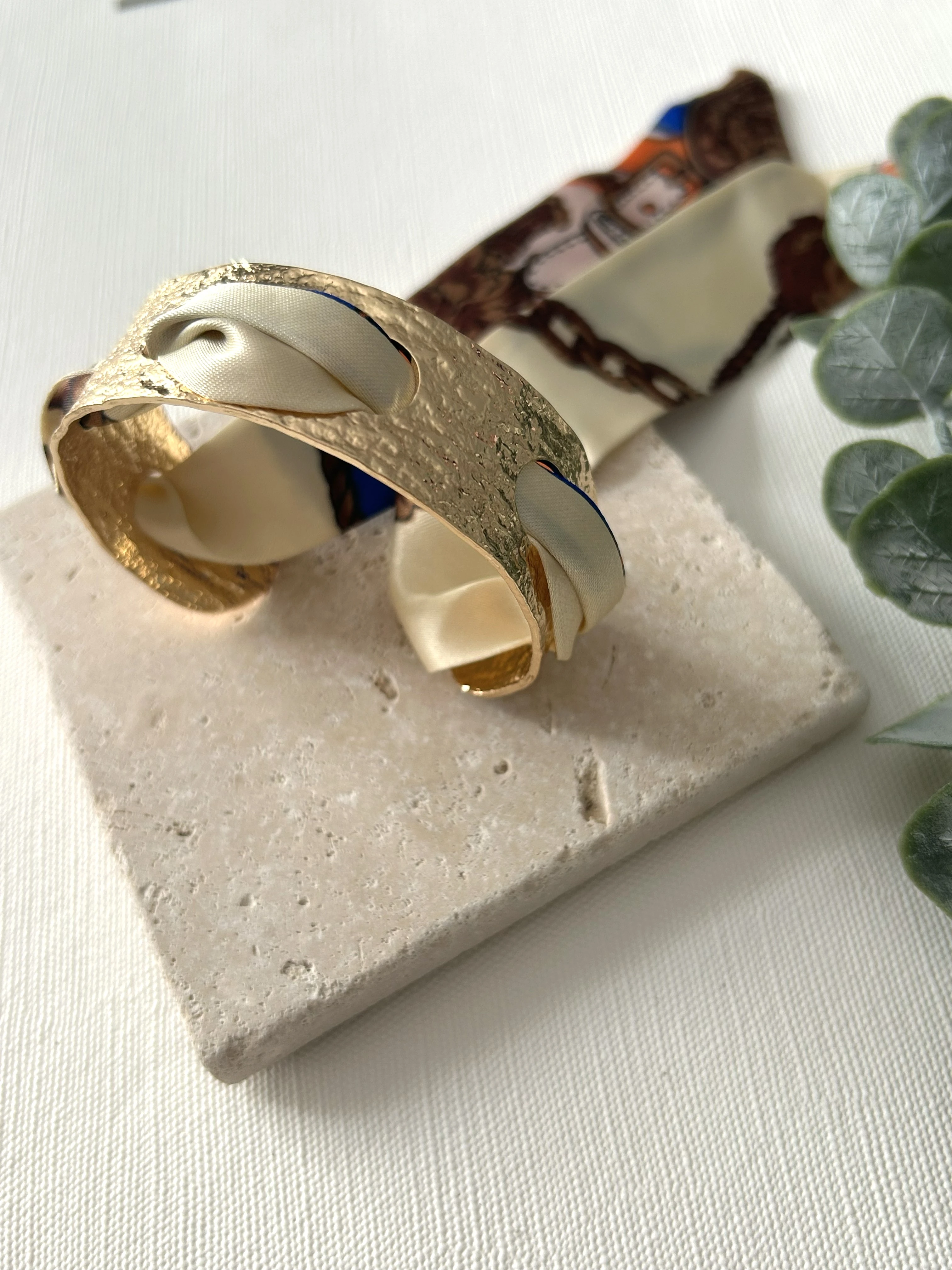 Fular Detaylı Plaka Gold Kelepçe