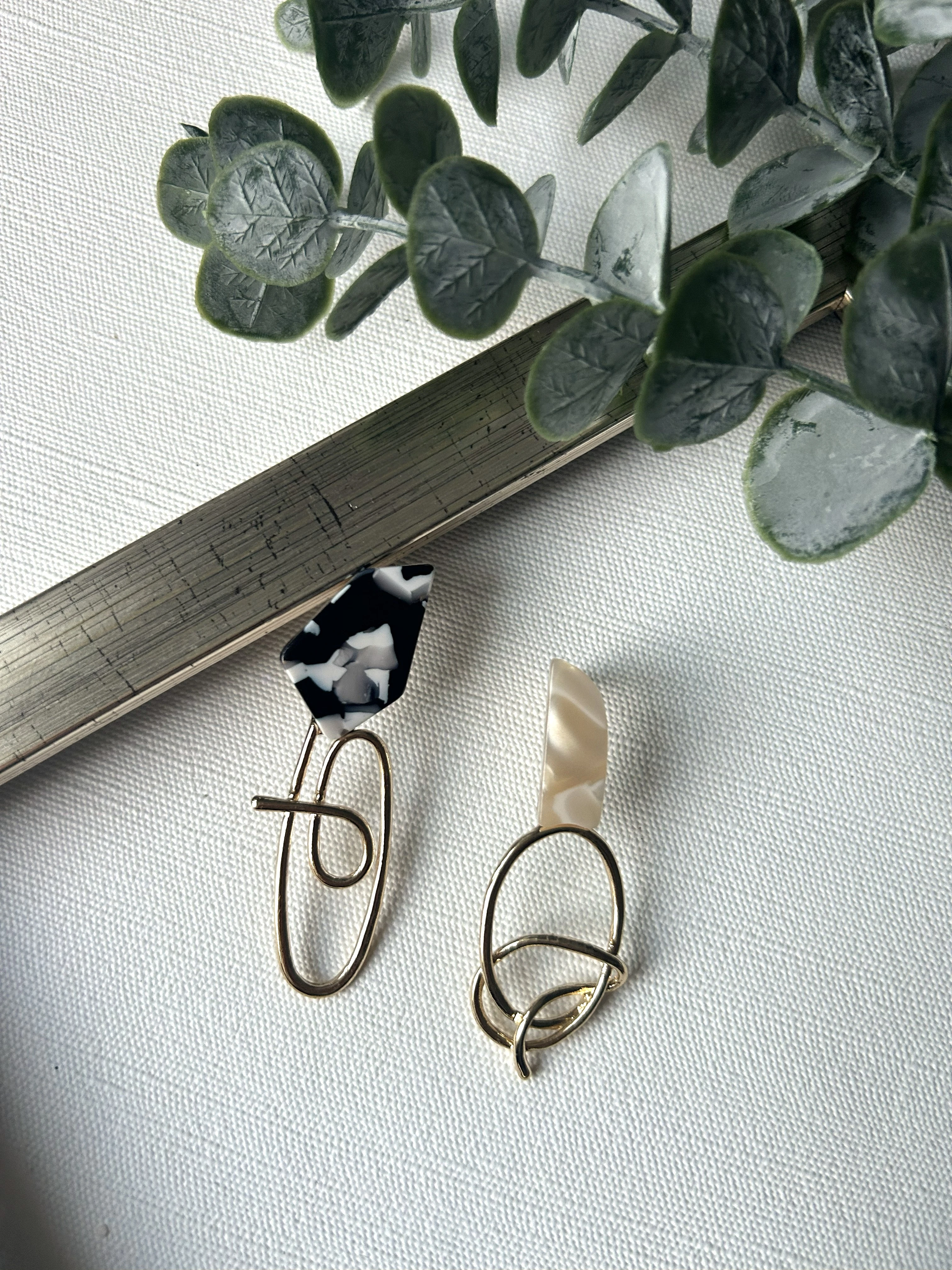 Asimetrik Detaylı Siyah Beyaz Küpe