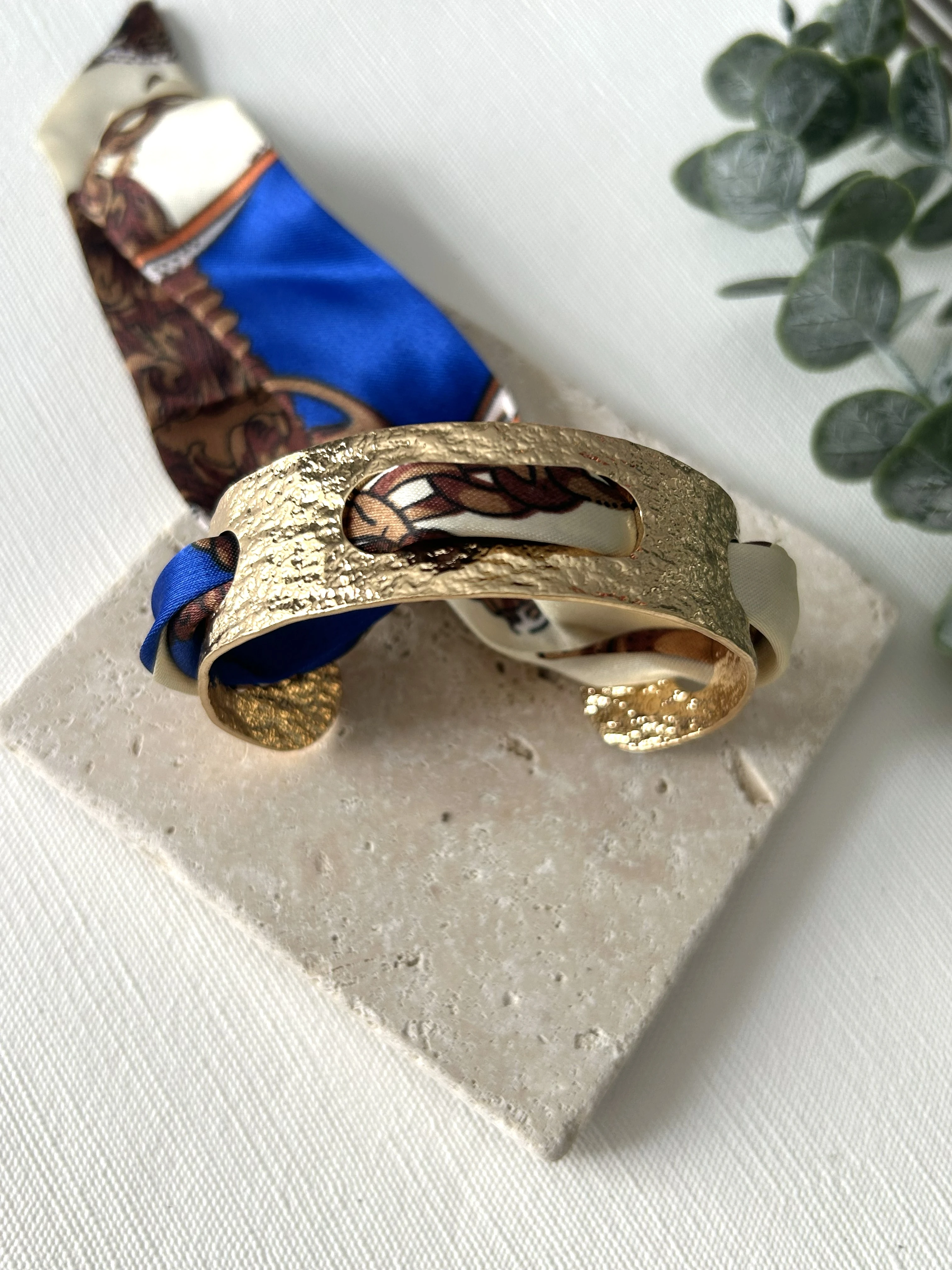 Plaka Detaylı Gold Fularlı Kelepçe