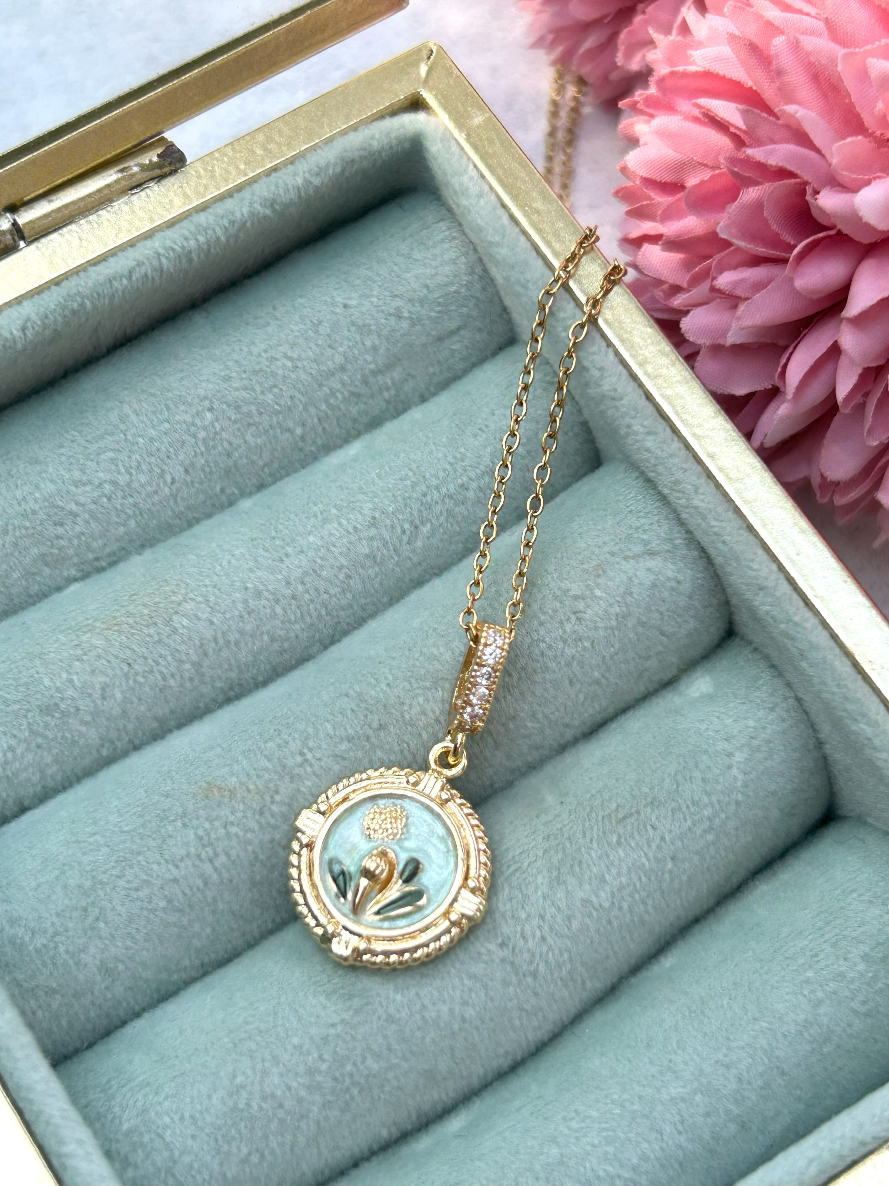 Gold Vintage Çerçeve Detaylı Mavi Çelik Kolye