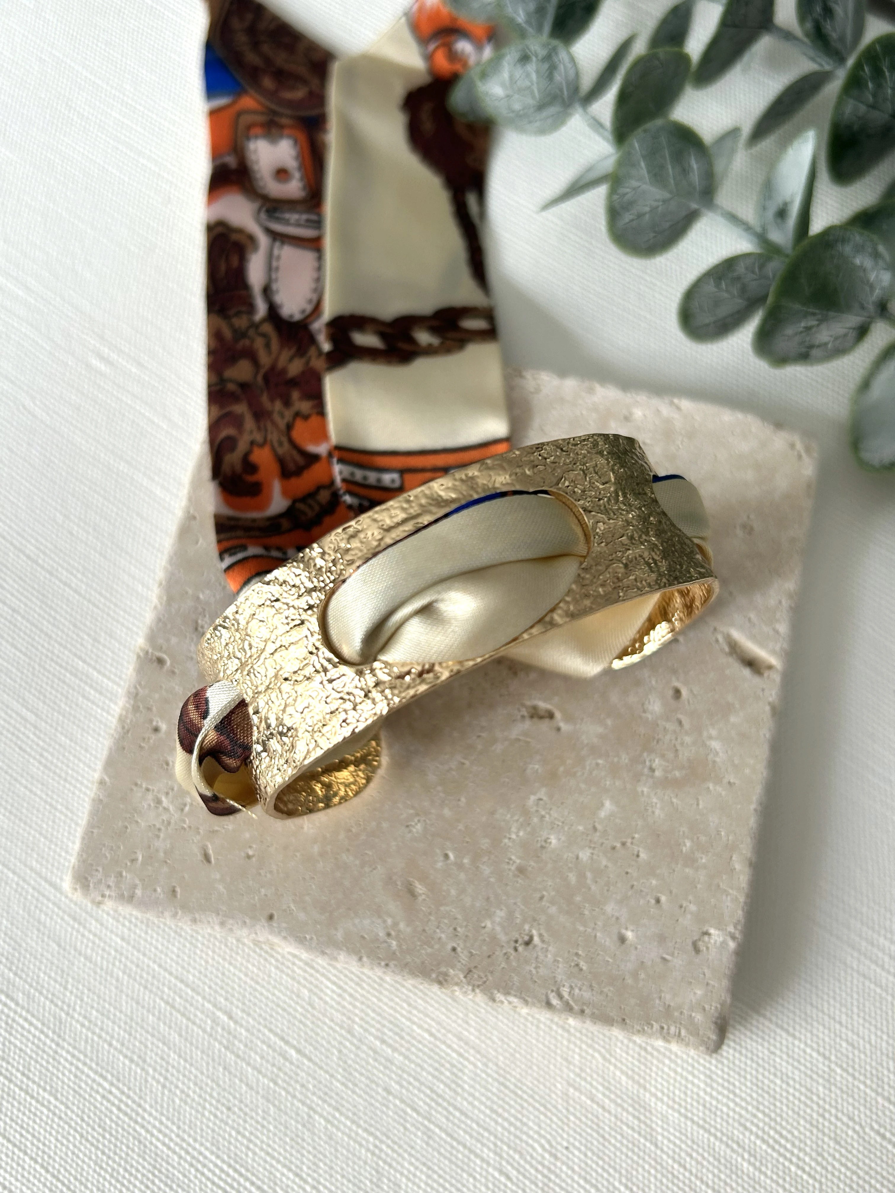 Fular Detaylı Plaka Gold Kelepçe