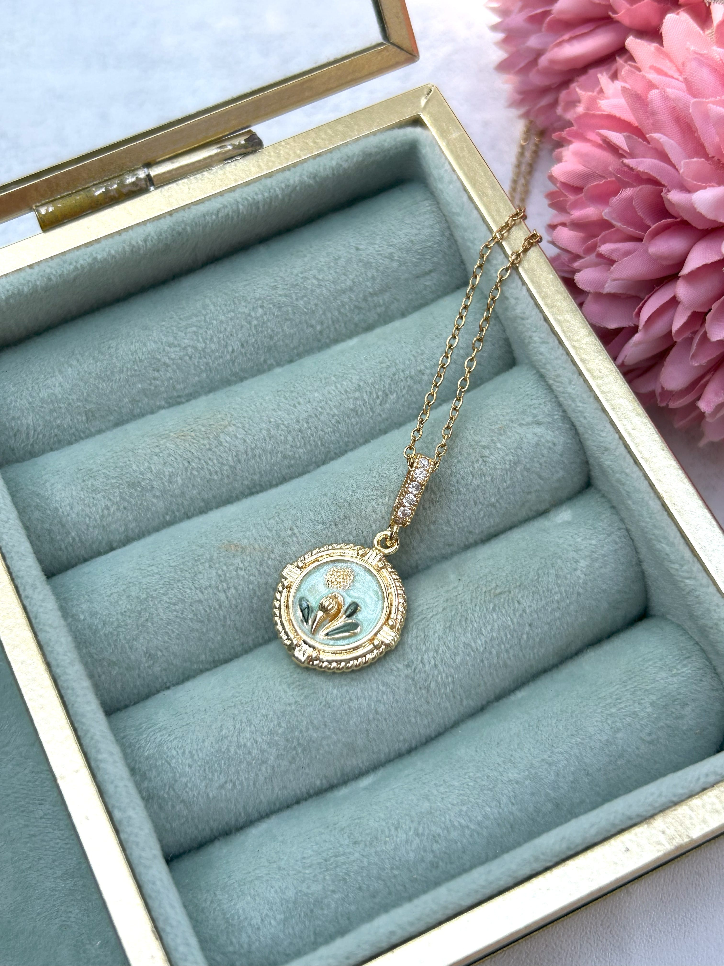 Gold Vintage Çerçeve Detaylı Mavi Çelik Kolye