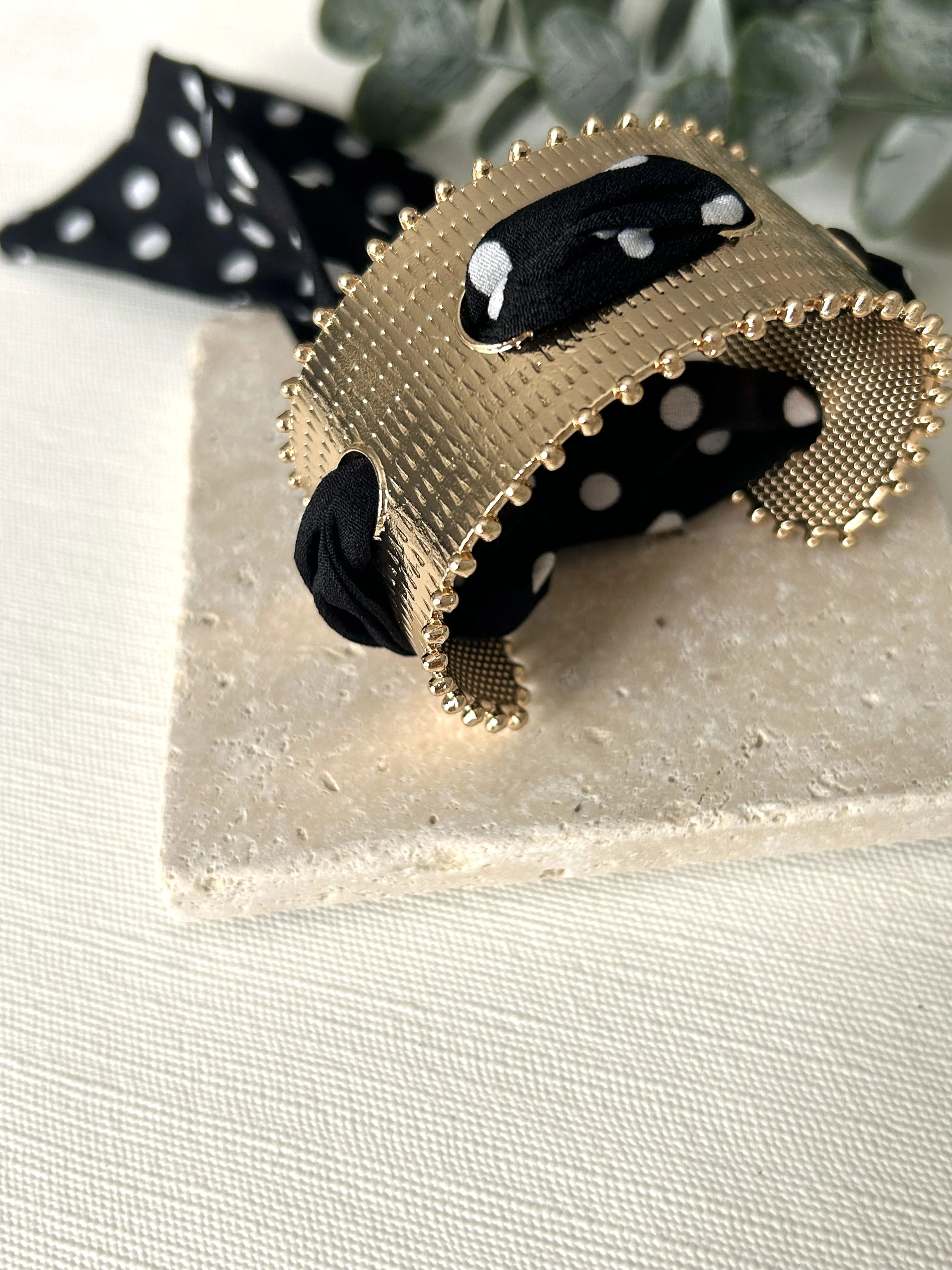 Puantiye Detaylı Plaka Fularlı Kelepçe