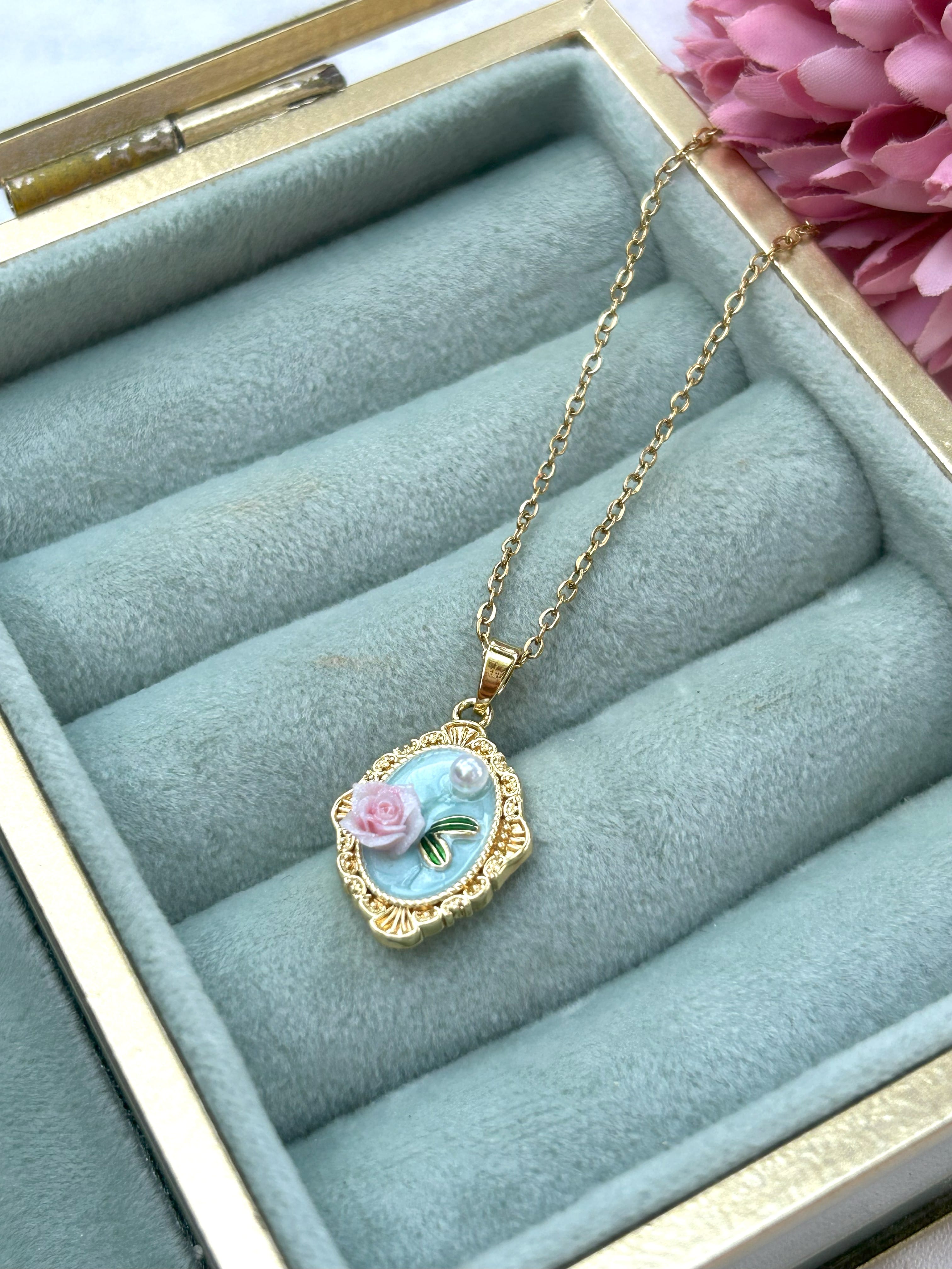 Vintage Çerçeve Detaylı Mavi Gold Çelik Kolye