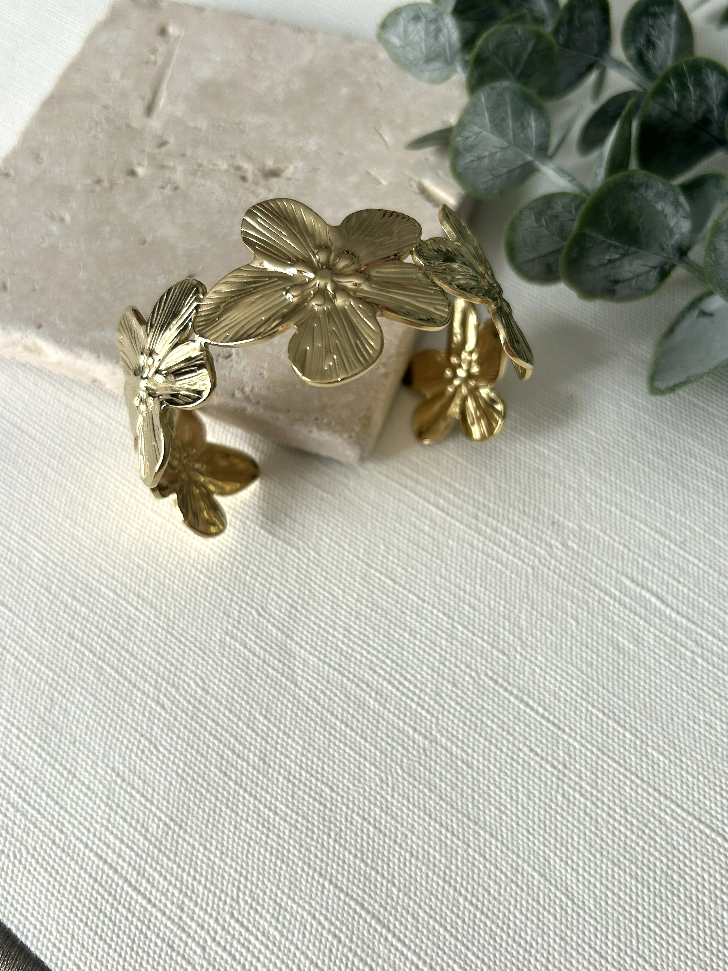 Çiçek Detaylı Plaka Gold Kelepçe