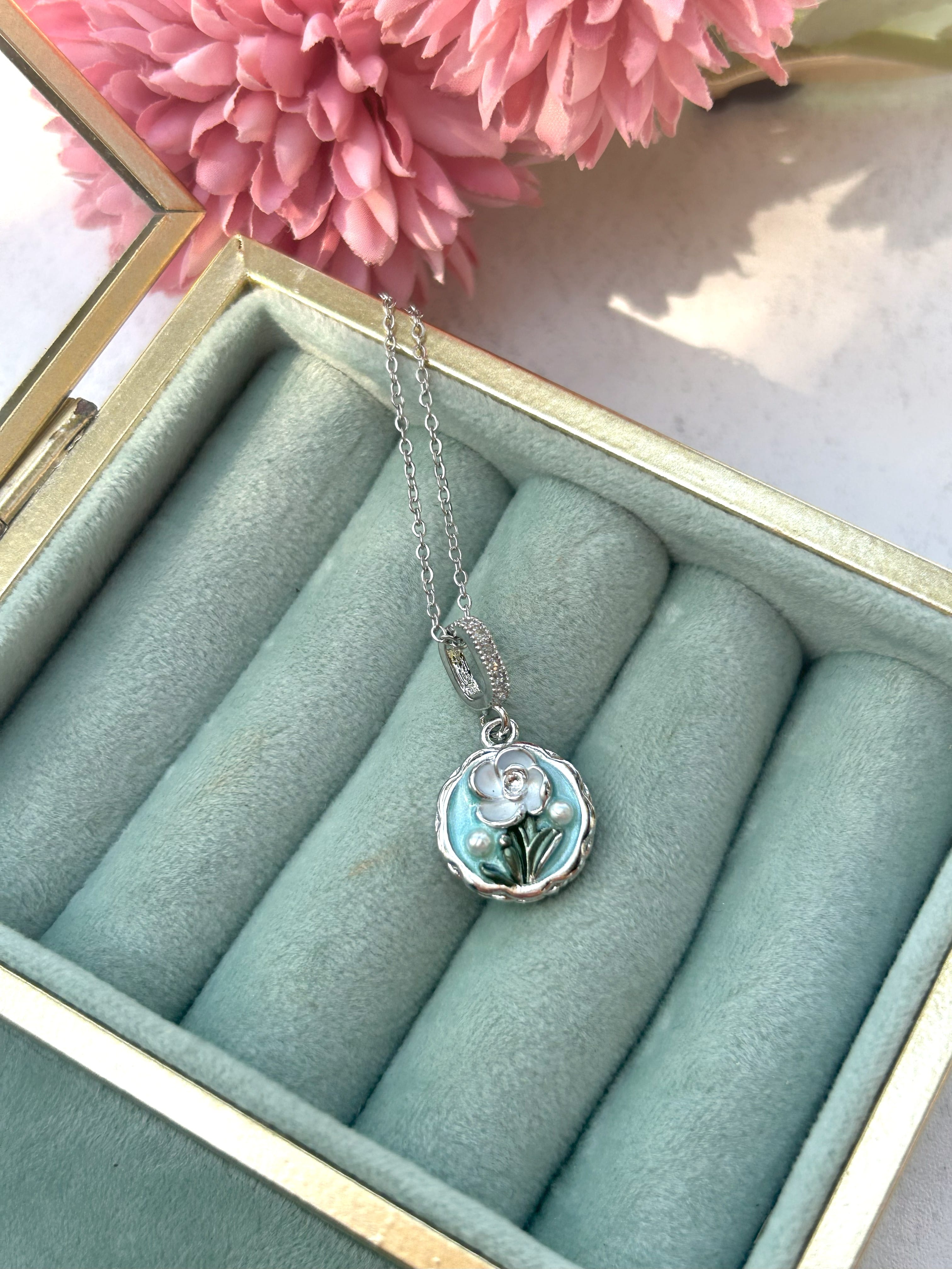Çiçek Detaylı Silver Çelik Kolye