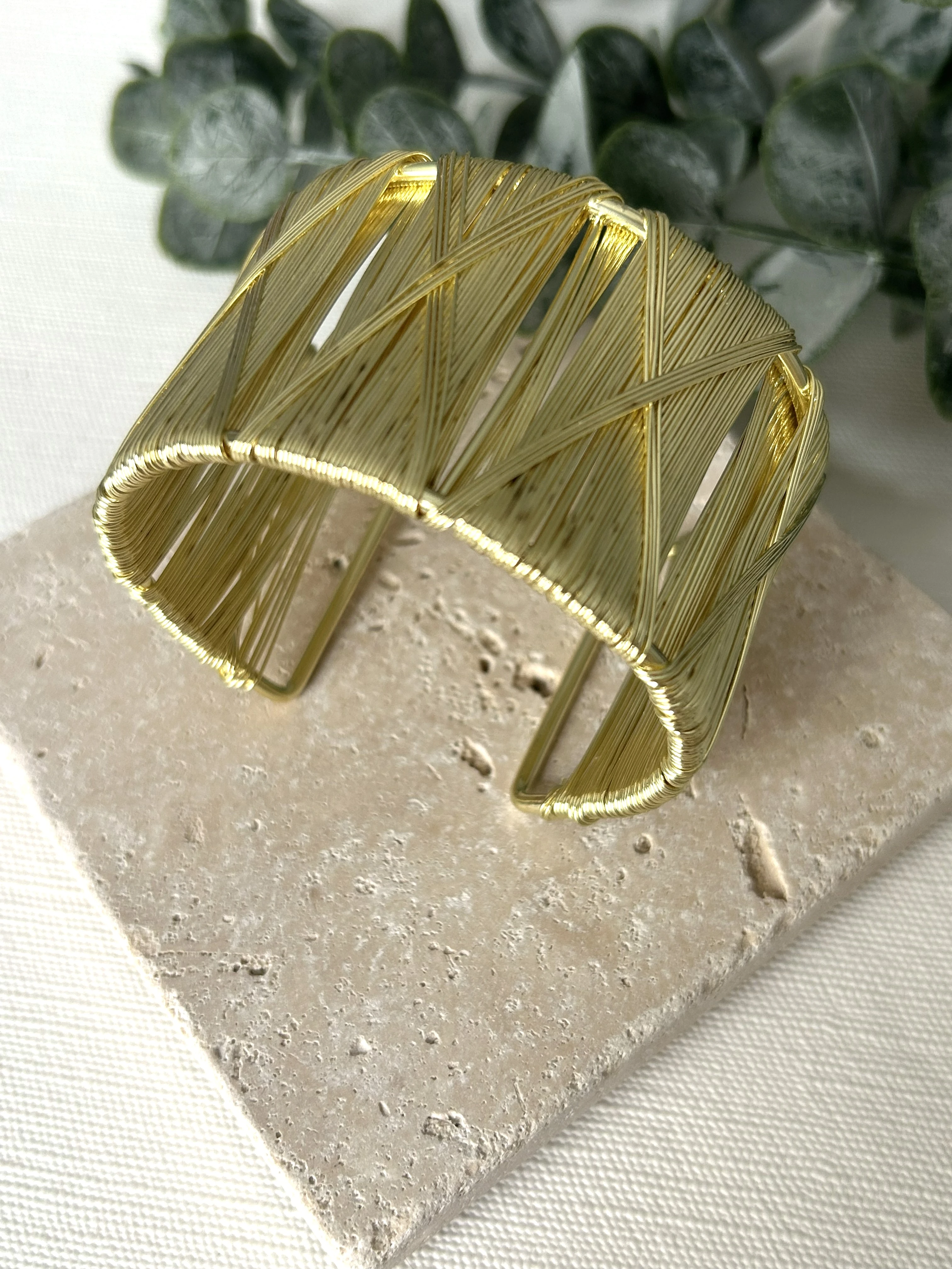 Çapraz Detaylı Gold Kalın Kelepçe