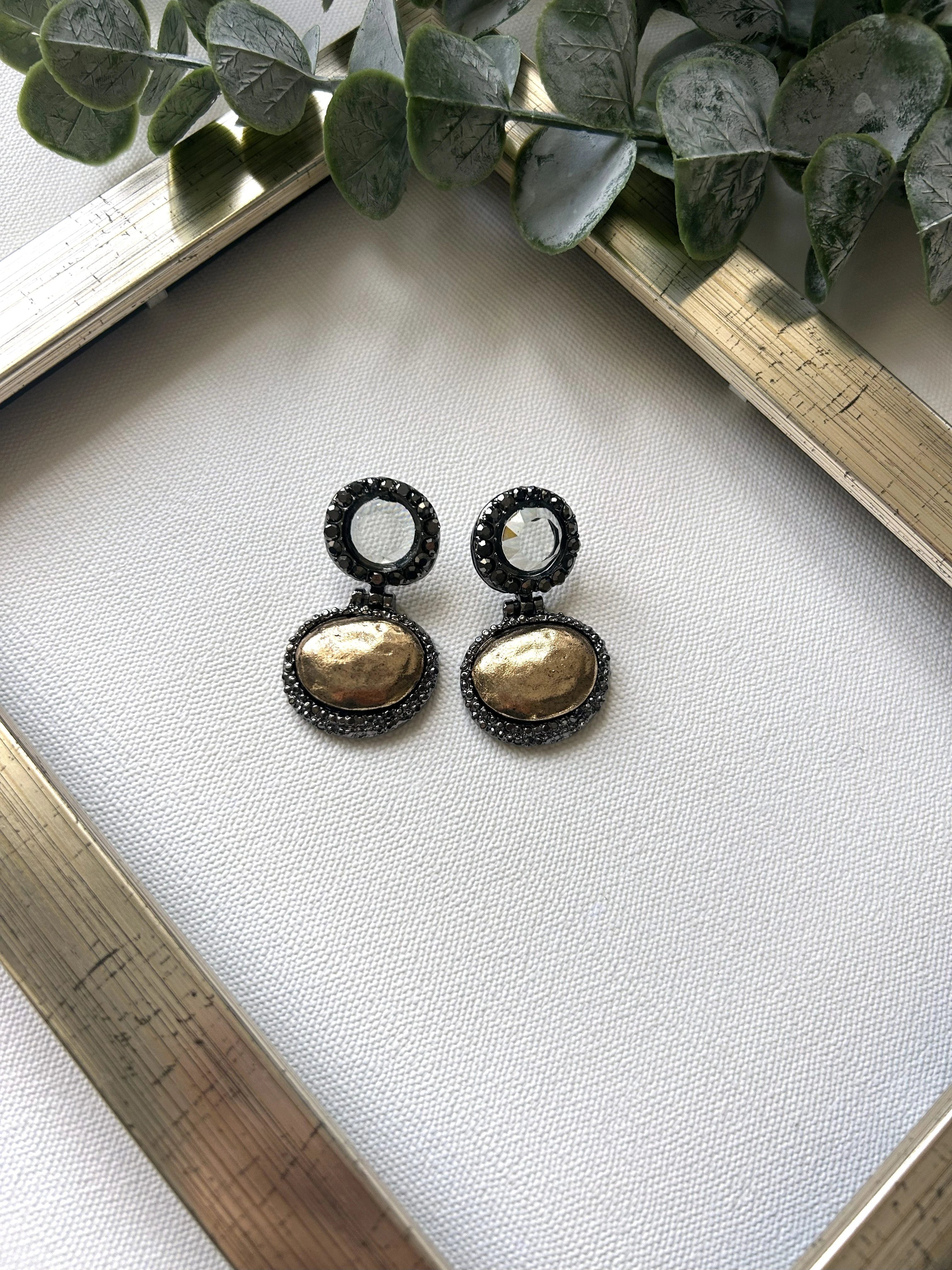 Marka Model Taş Detaylı Küpe