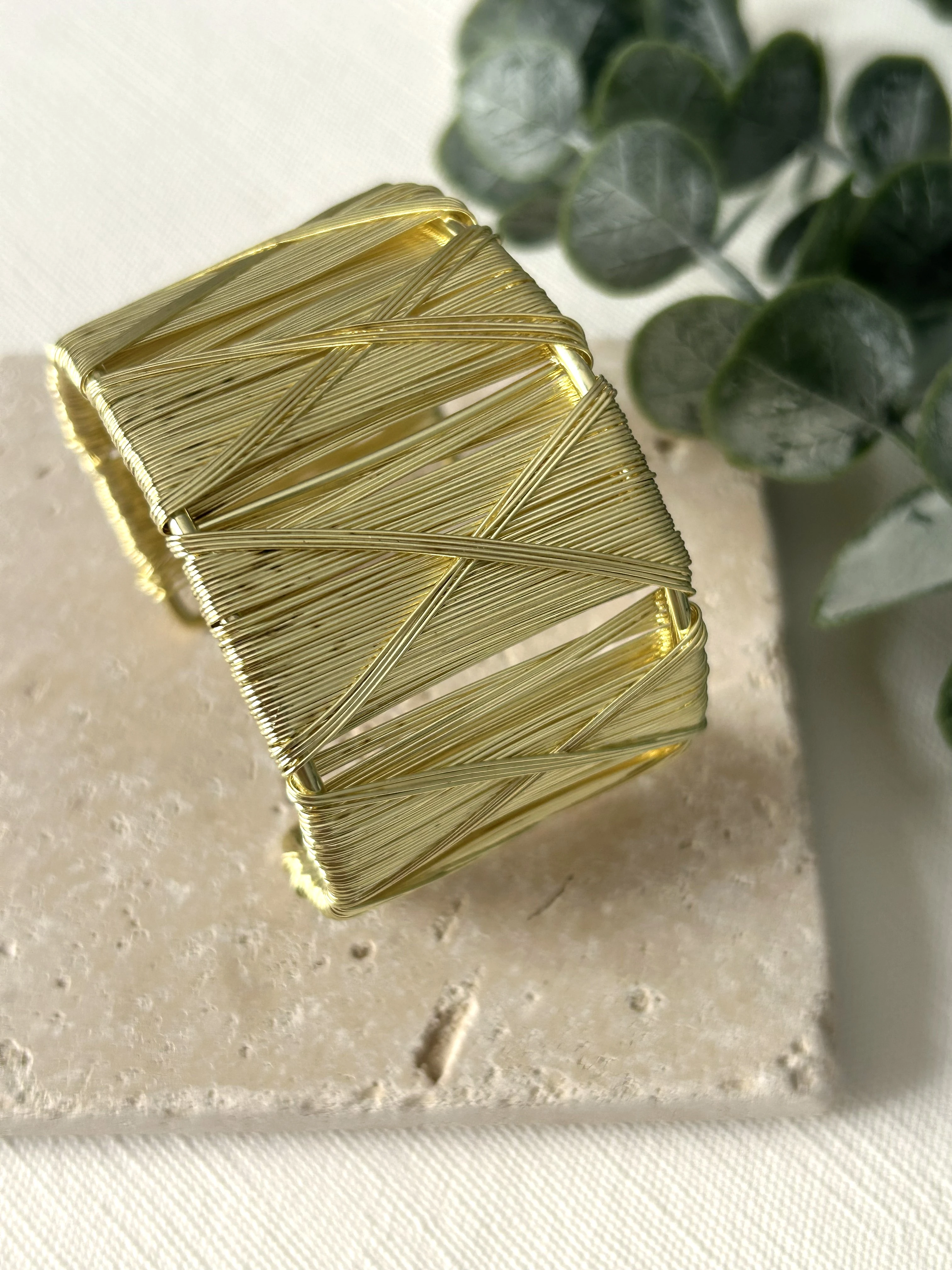 Çapraz Detaylı Gold Kalın Kelepçe