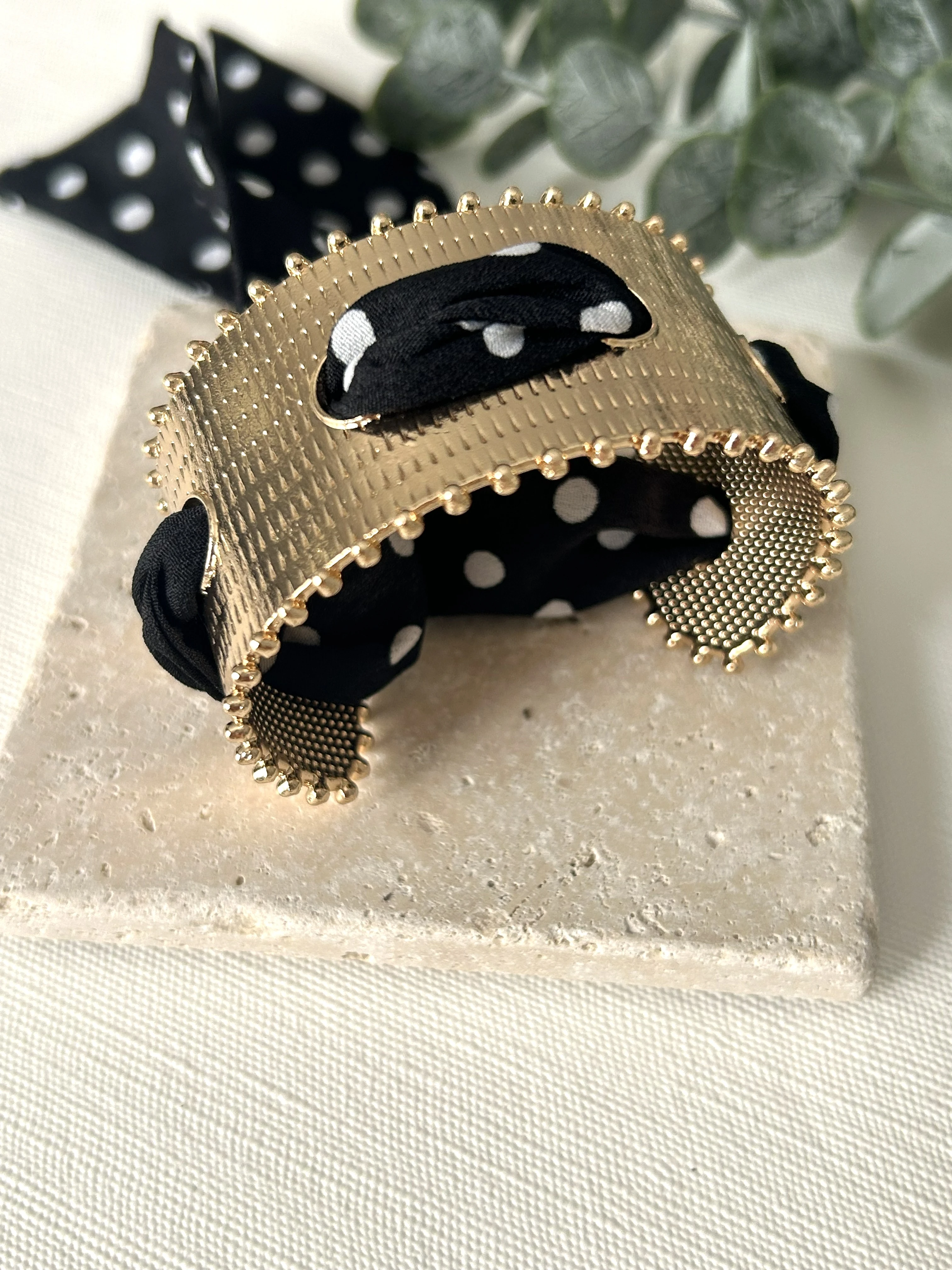 Puantiye Detaylı Plaka Fularlı Kelepçe