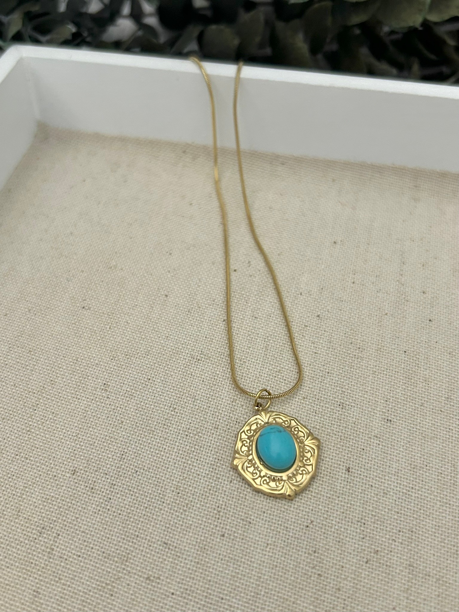 Vintage Çerçeve Firuze Taşlı Gold Çelik Kolye