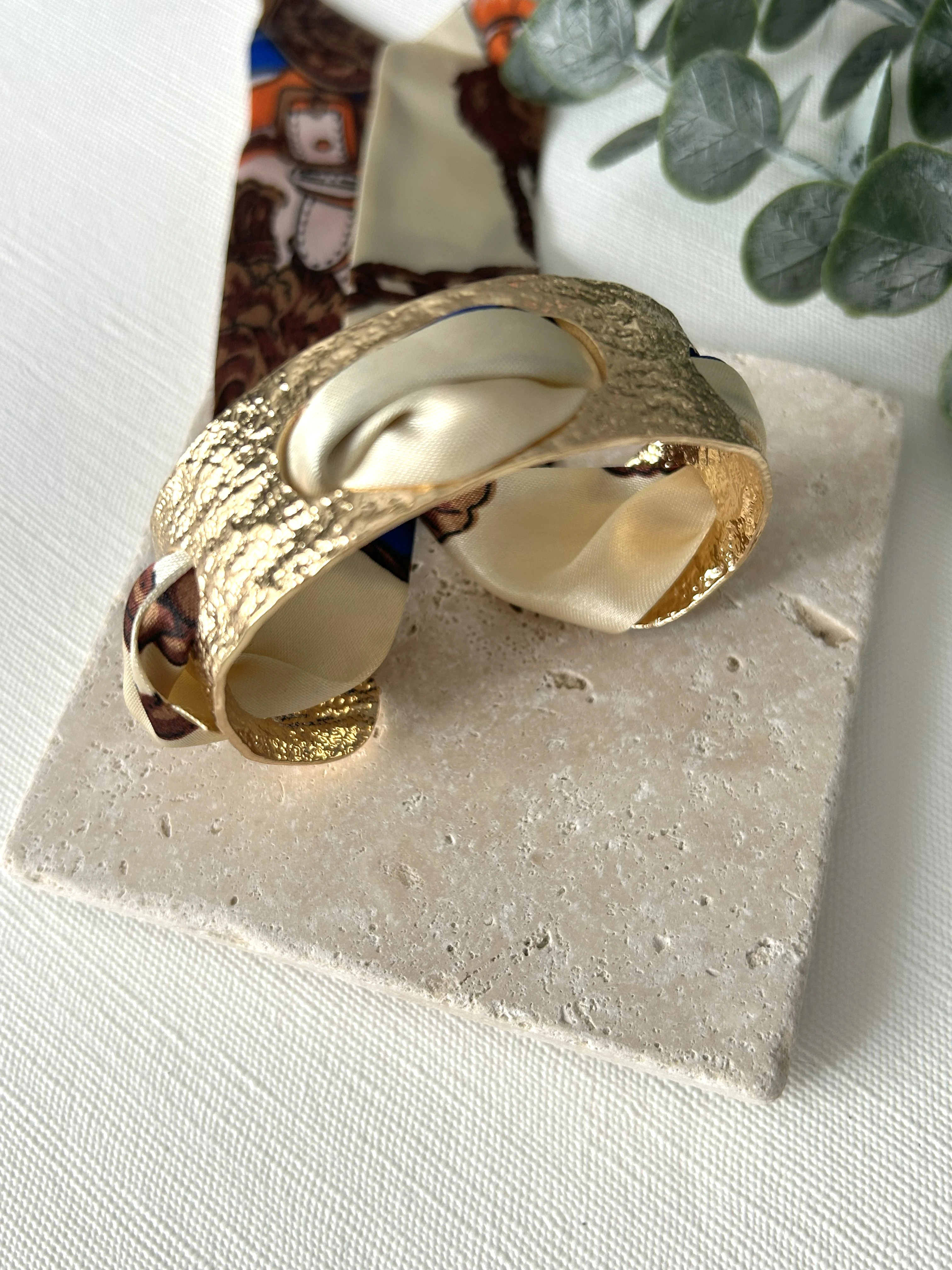 Fular Detaylı Plaka Gold Kelepçe