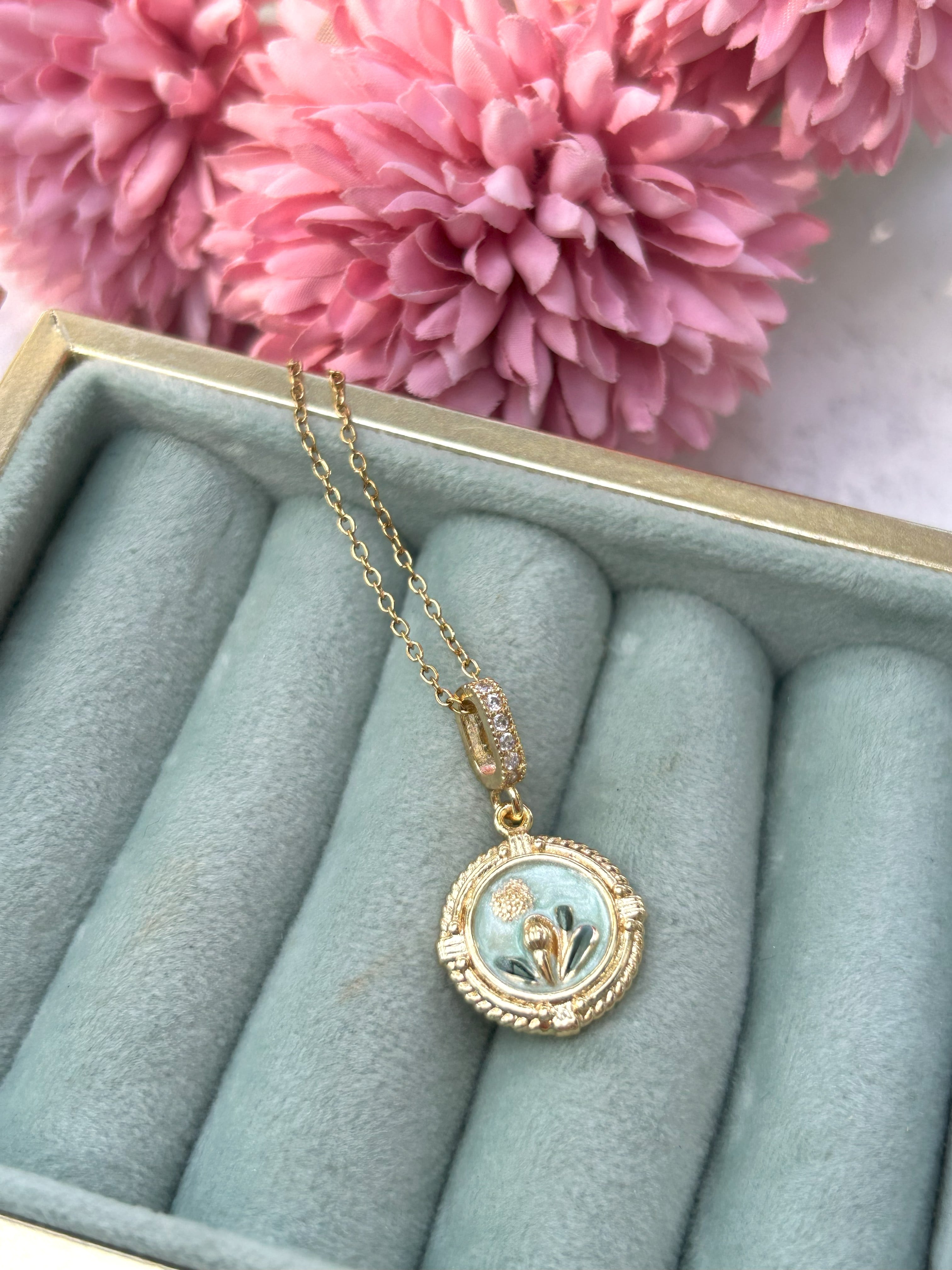 Gold Vintage Çerçeve Detaylı Mavi Çelik Kolye