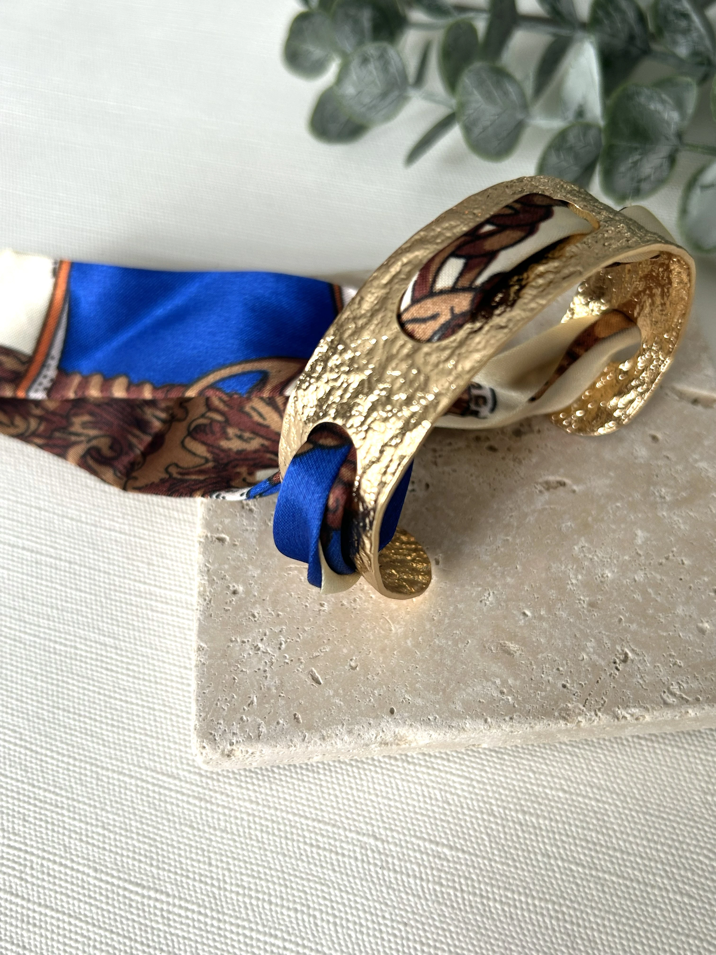 Plaka Detaylı Gold Fularlı Kelepçe