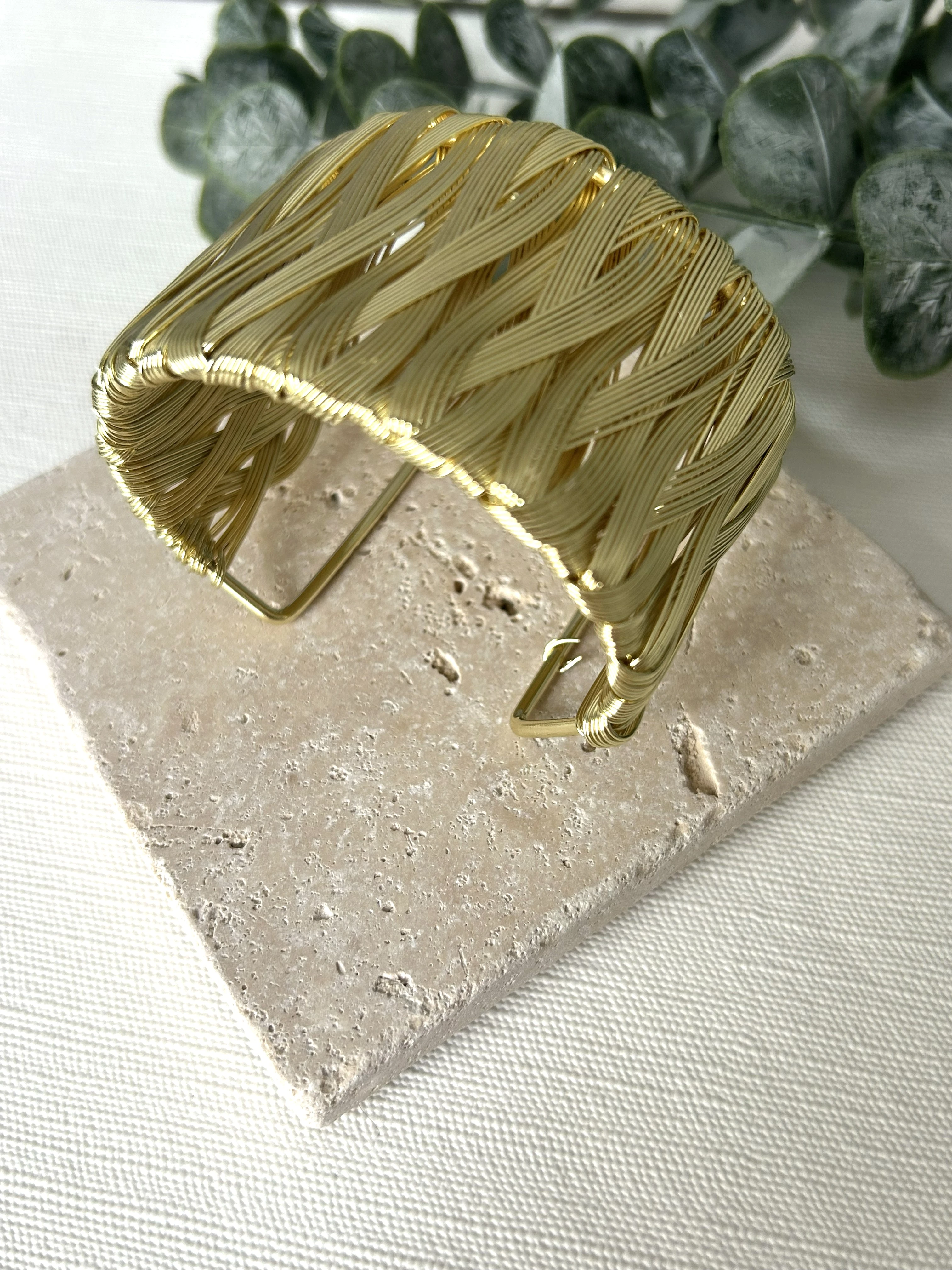 Tel Örgü Detaylı Gold Kalın Kelepçe