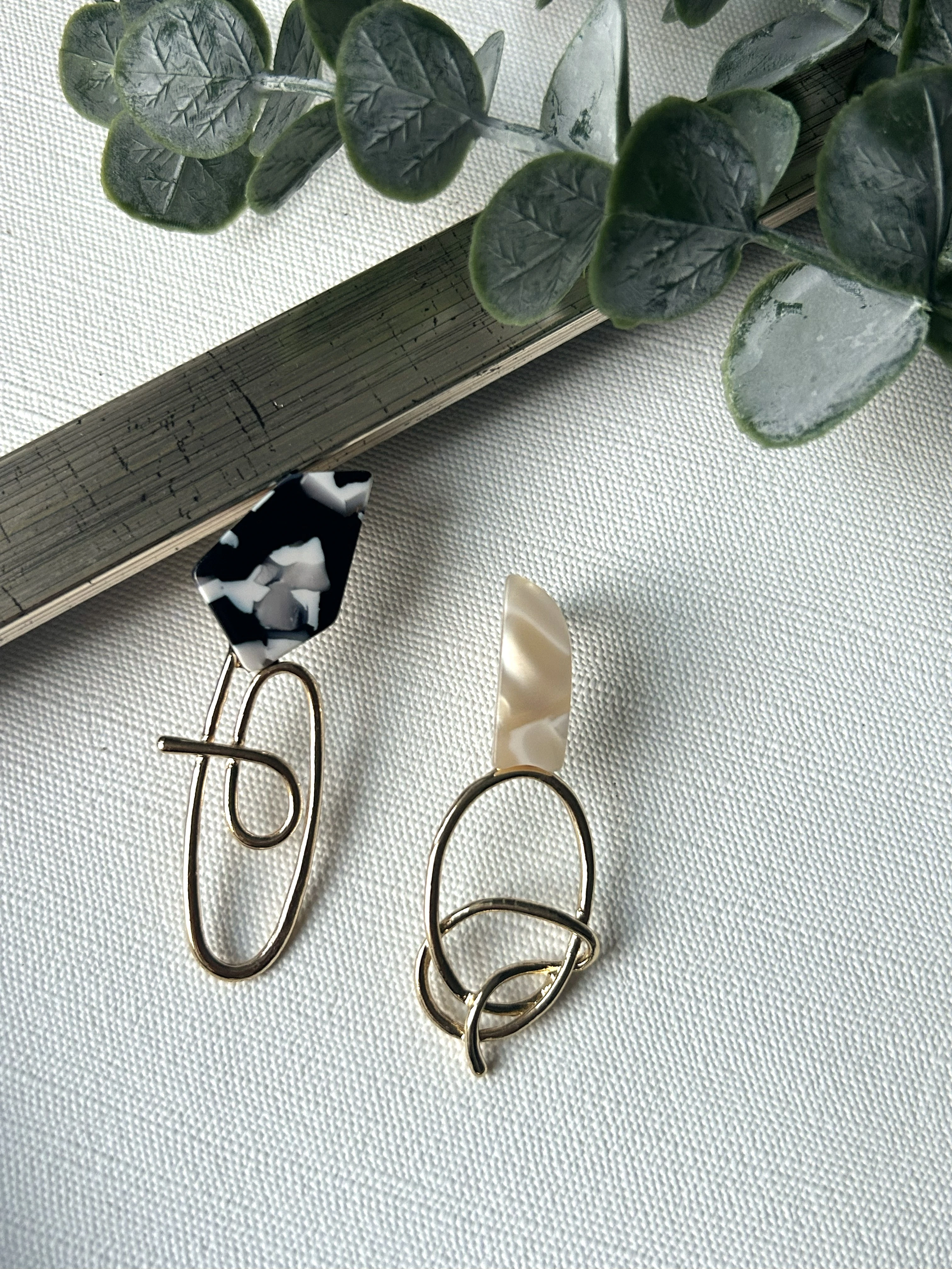 Asimetrik Detaylı Siyah Beyaz Küpe