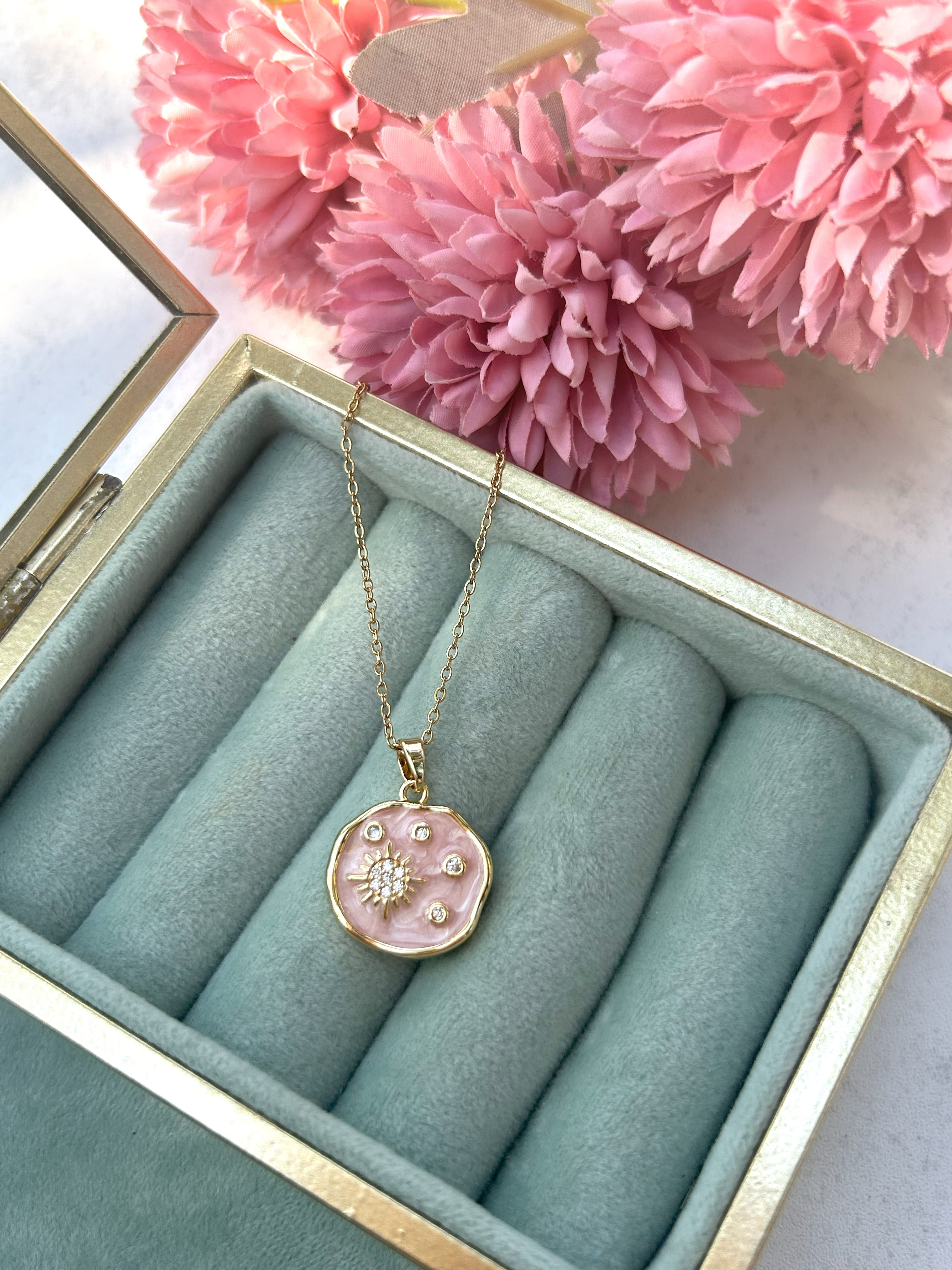Güneş Detaylı Pembe Gold Çelik Kolye
