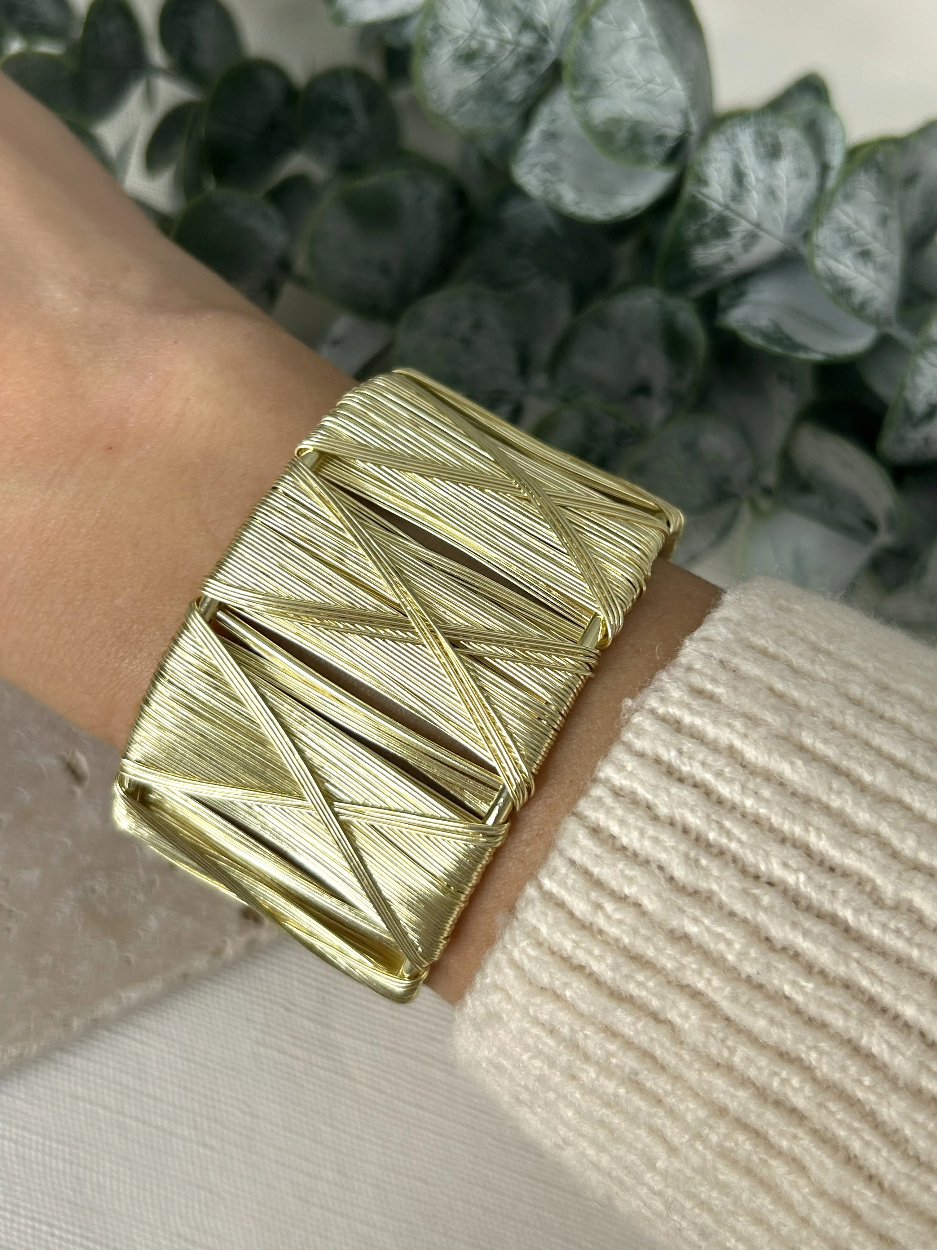 Çapraz Detaylı Gold Kalın Kelepçe