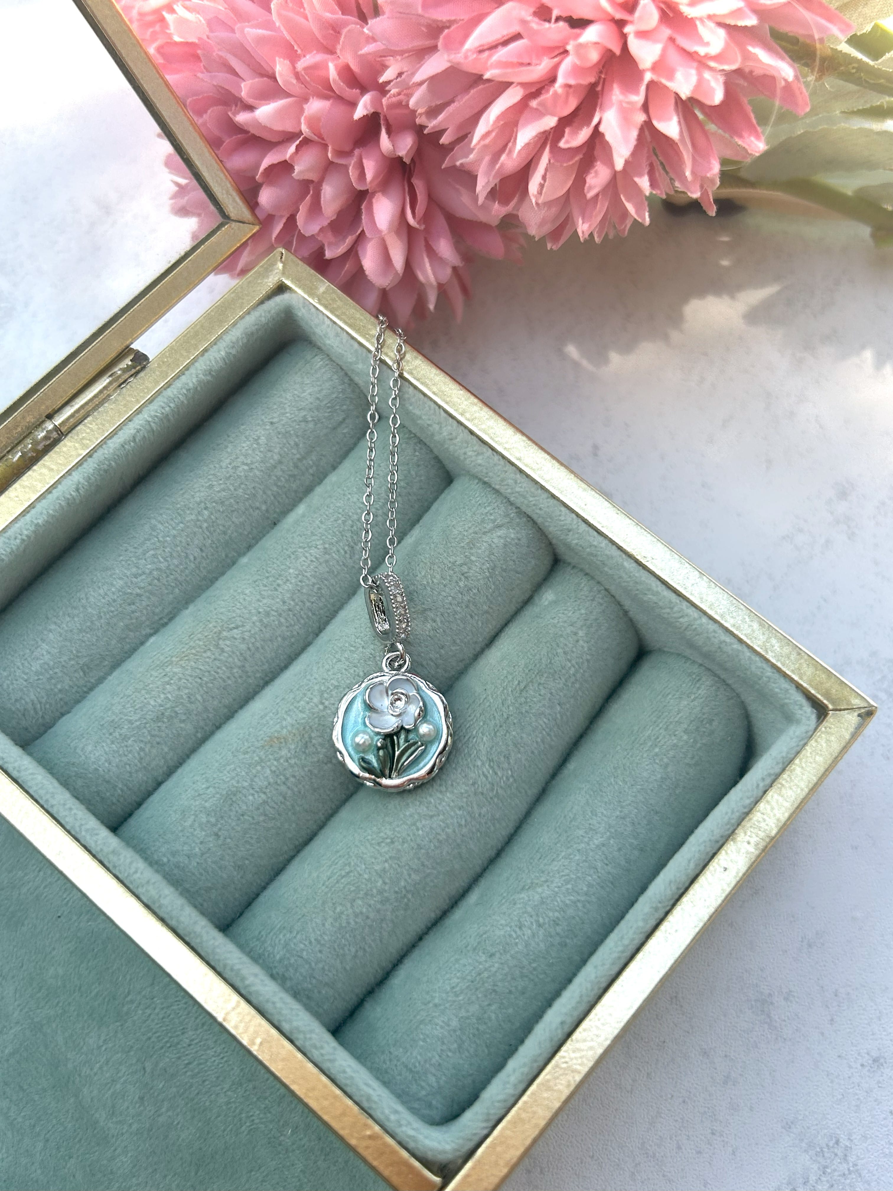 Çiçek Detaylı Silver Çelik Kolye