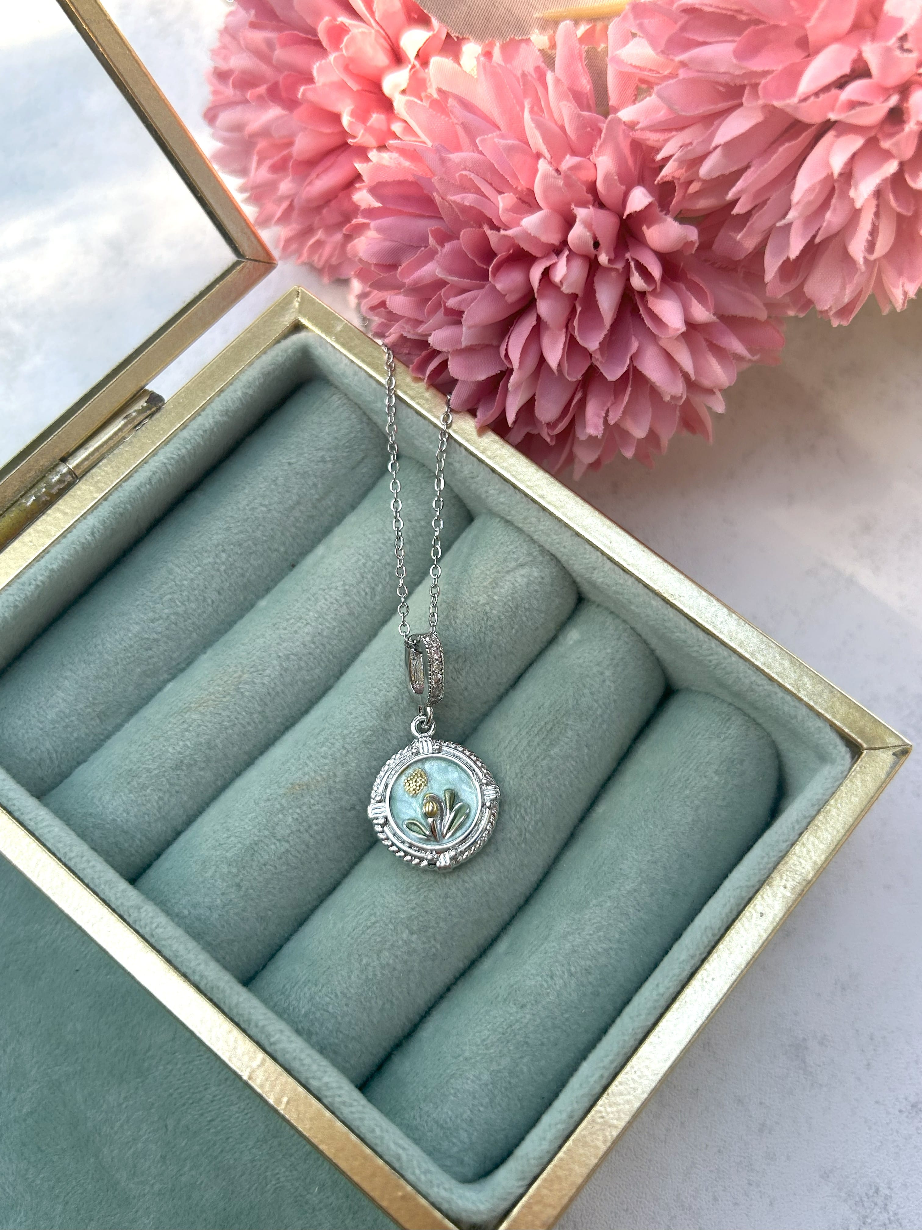 Silver Vintage Çerçeve Detaylı Çelik Kolye