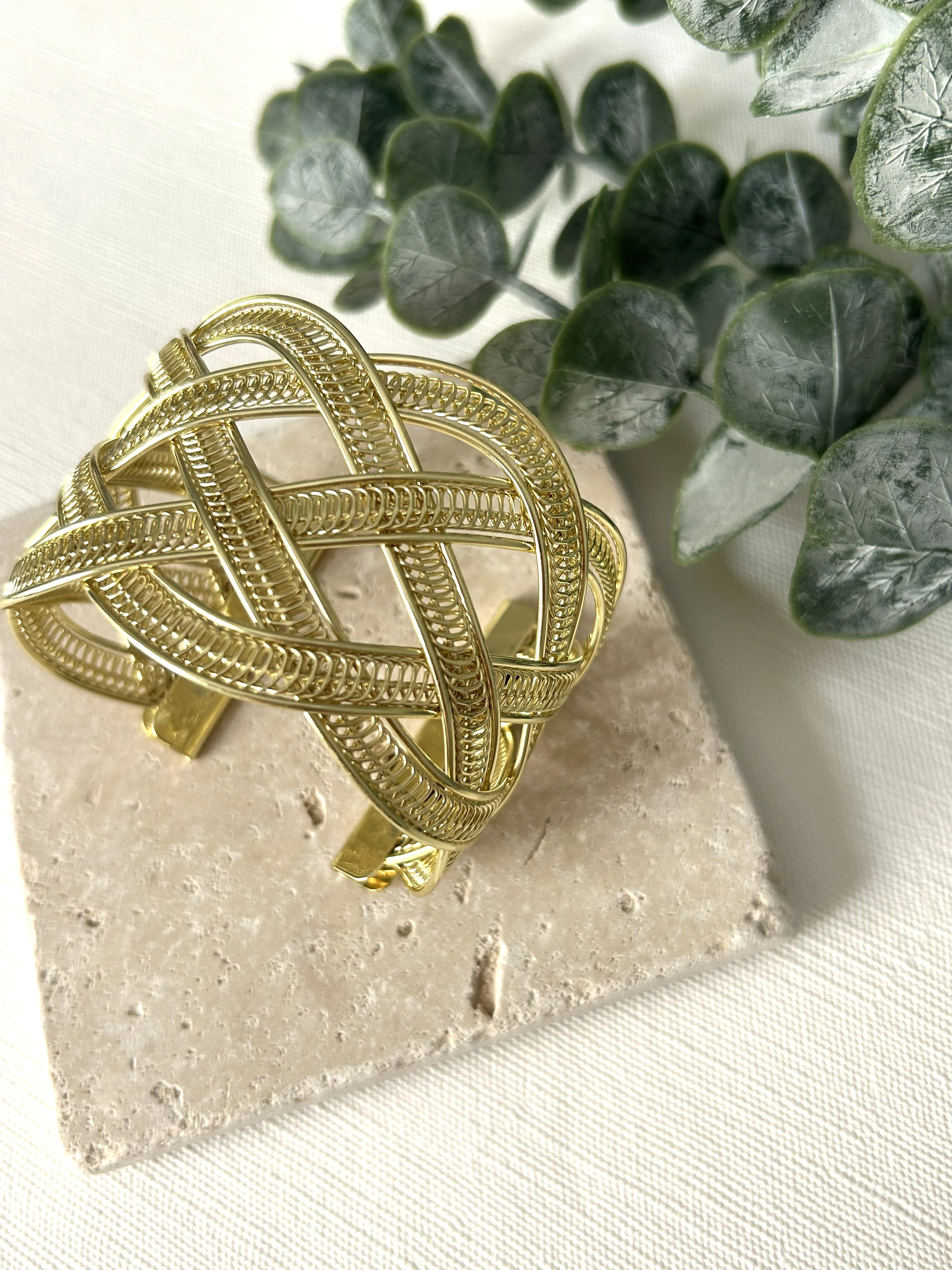 Örgü Detaylı Gold Kalın Kelepçe