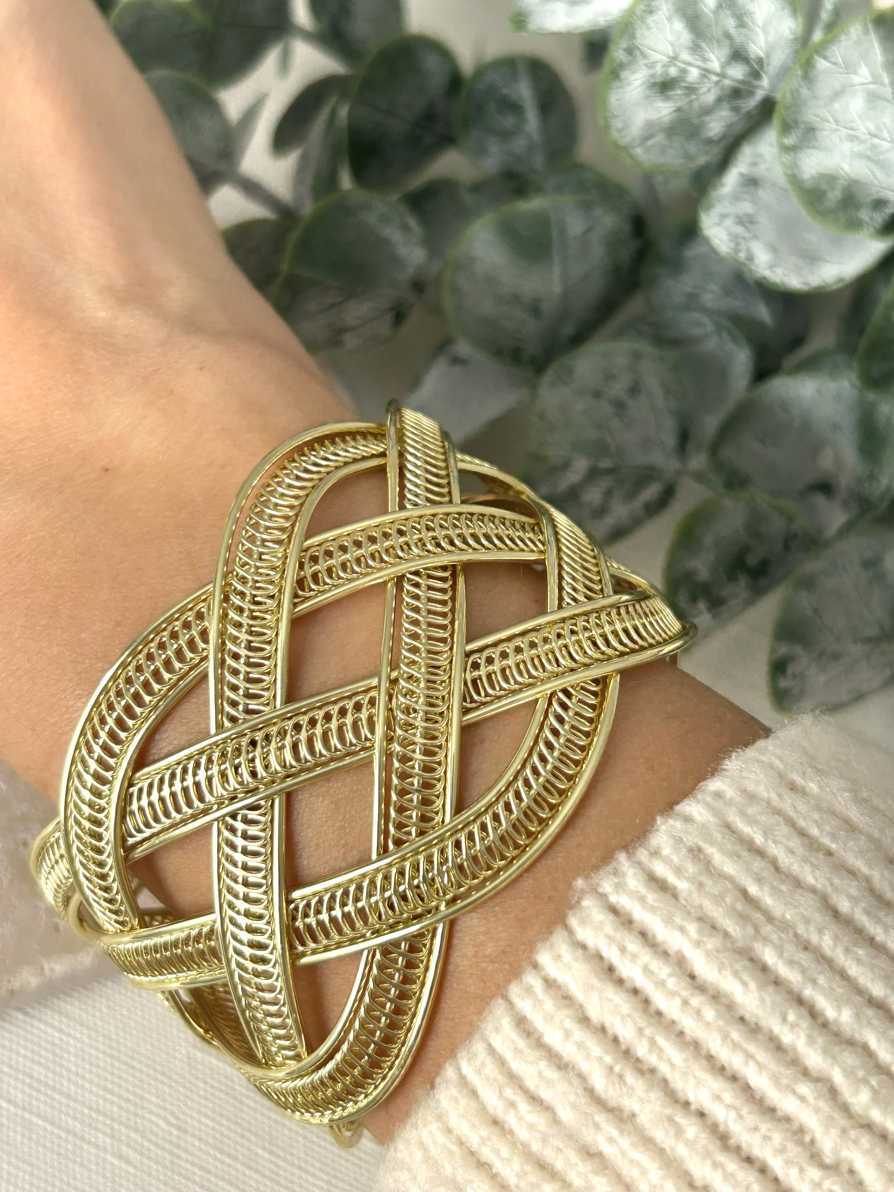 Örgü Detaylı Gold Kalın Kelepçe