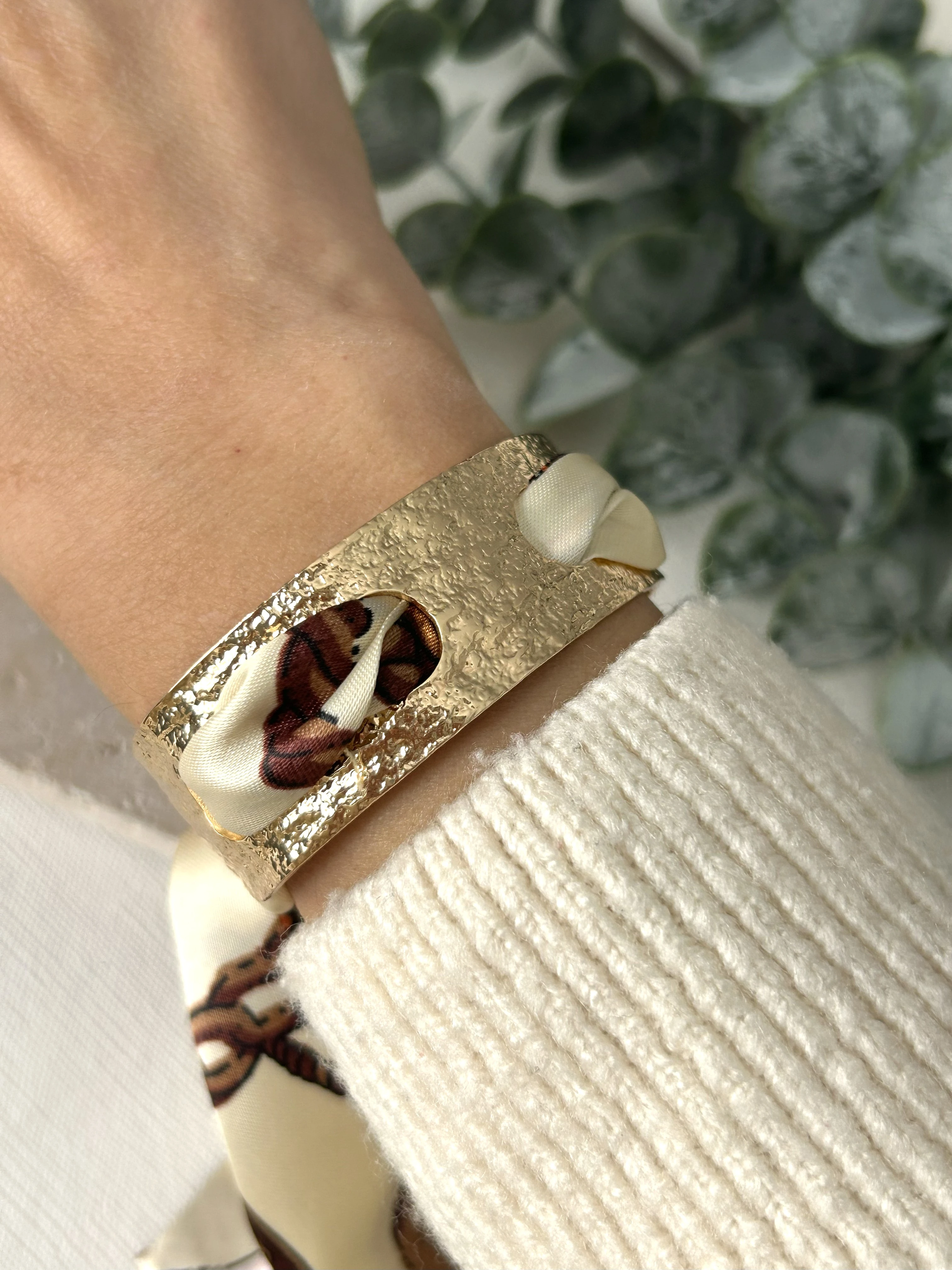 Fular Detaylı Plaka Gold Kelepçe