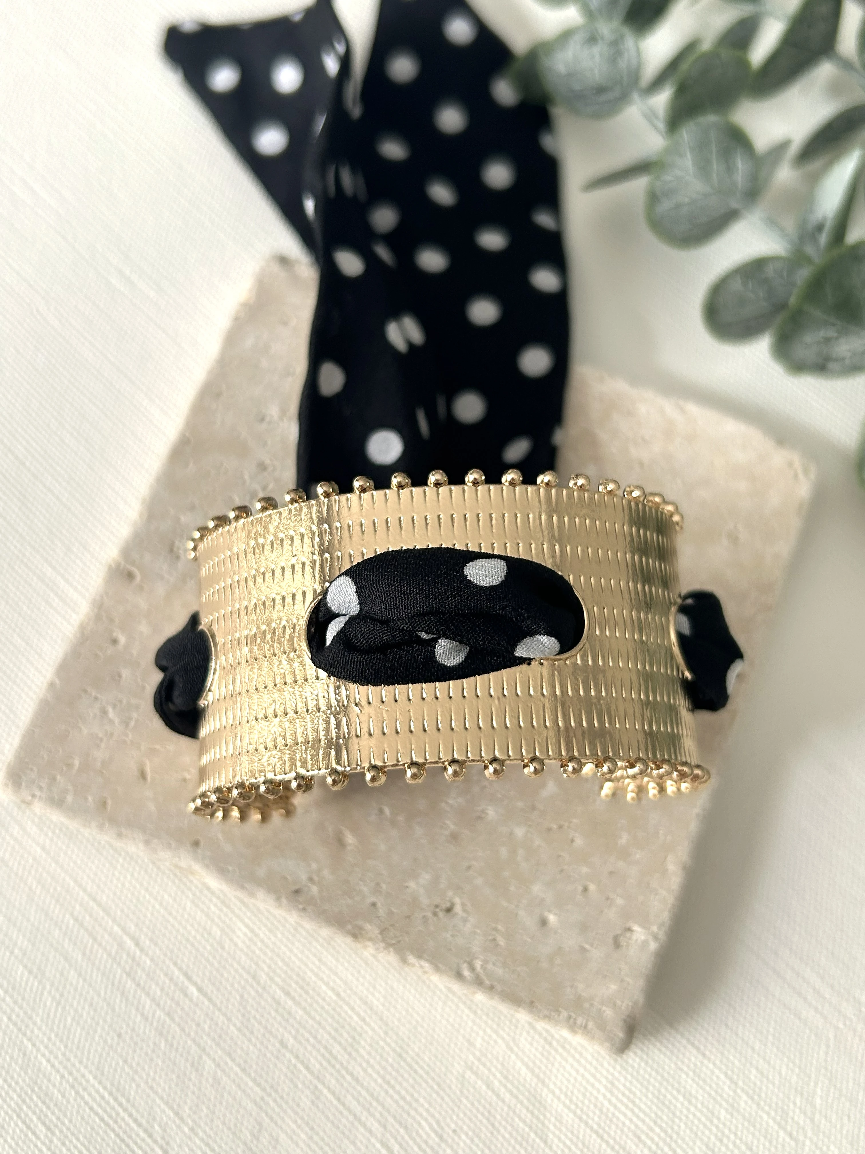 Puantiye Detaylı Plaka Fularlı Kelepçe