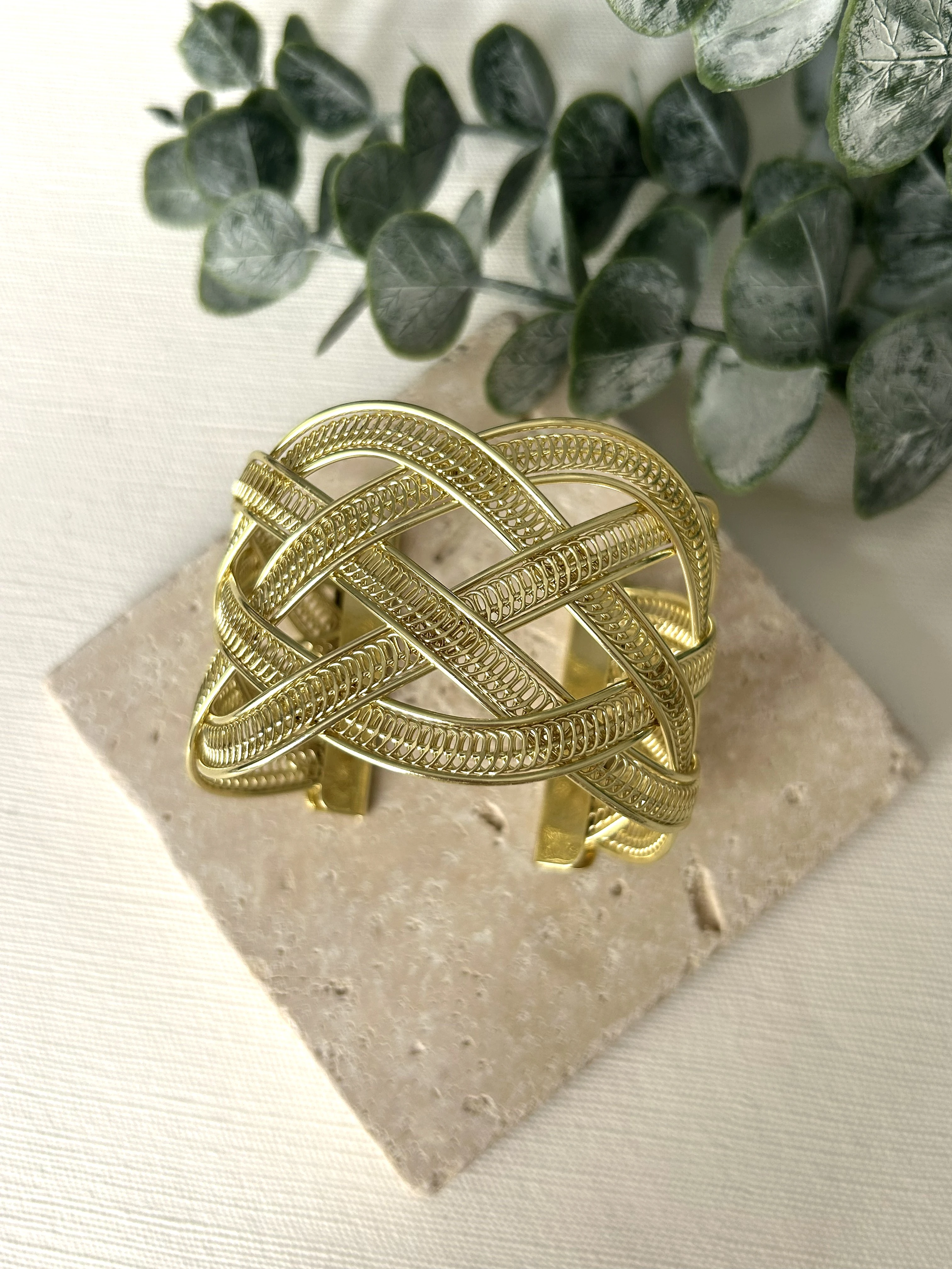 Örgü Detaylı Gold Kalın Kelepçe