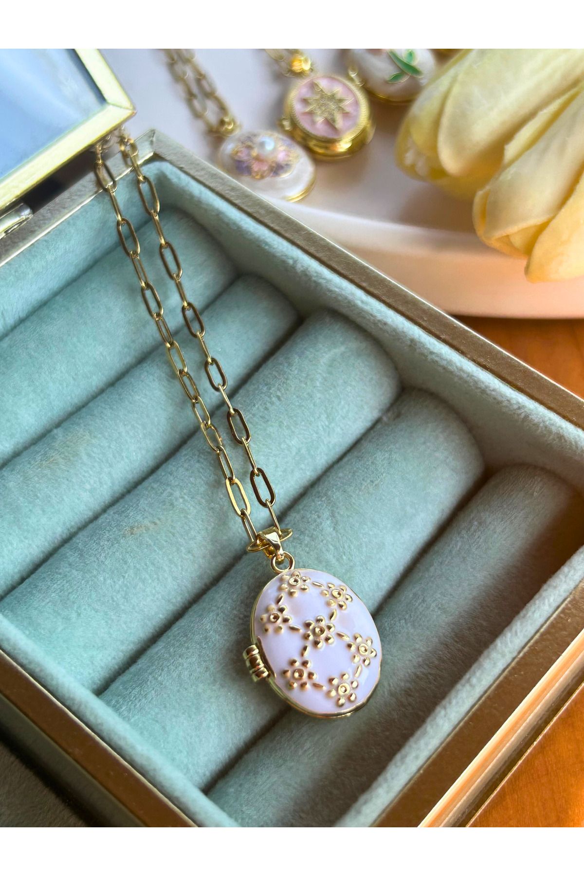 Beyaz Gold Çiçek Detaylı Kapaklı Çelik Sanat Kolye