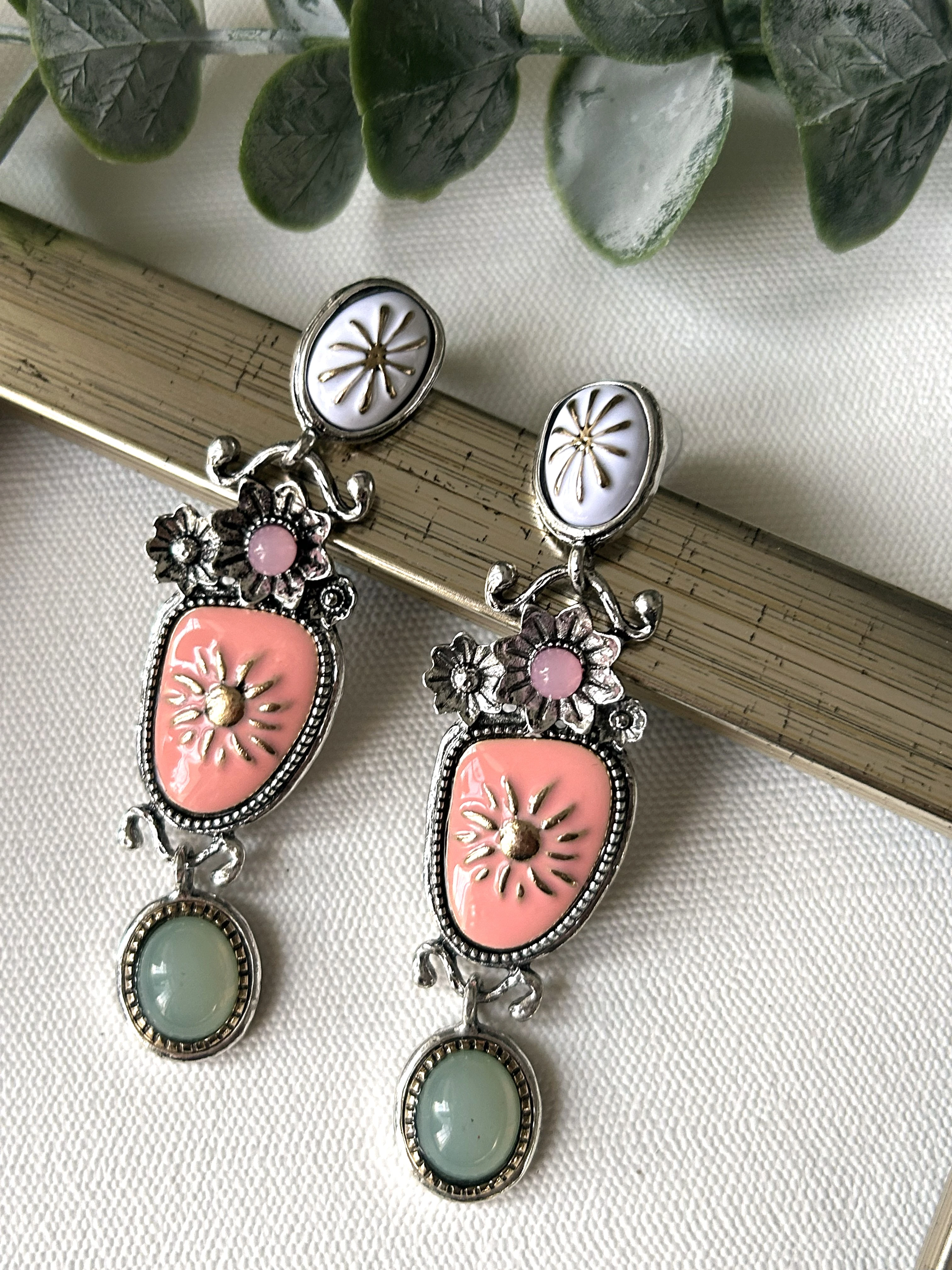 Marka Model Vintage Pembe Detaylı Küpe