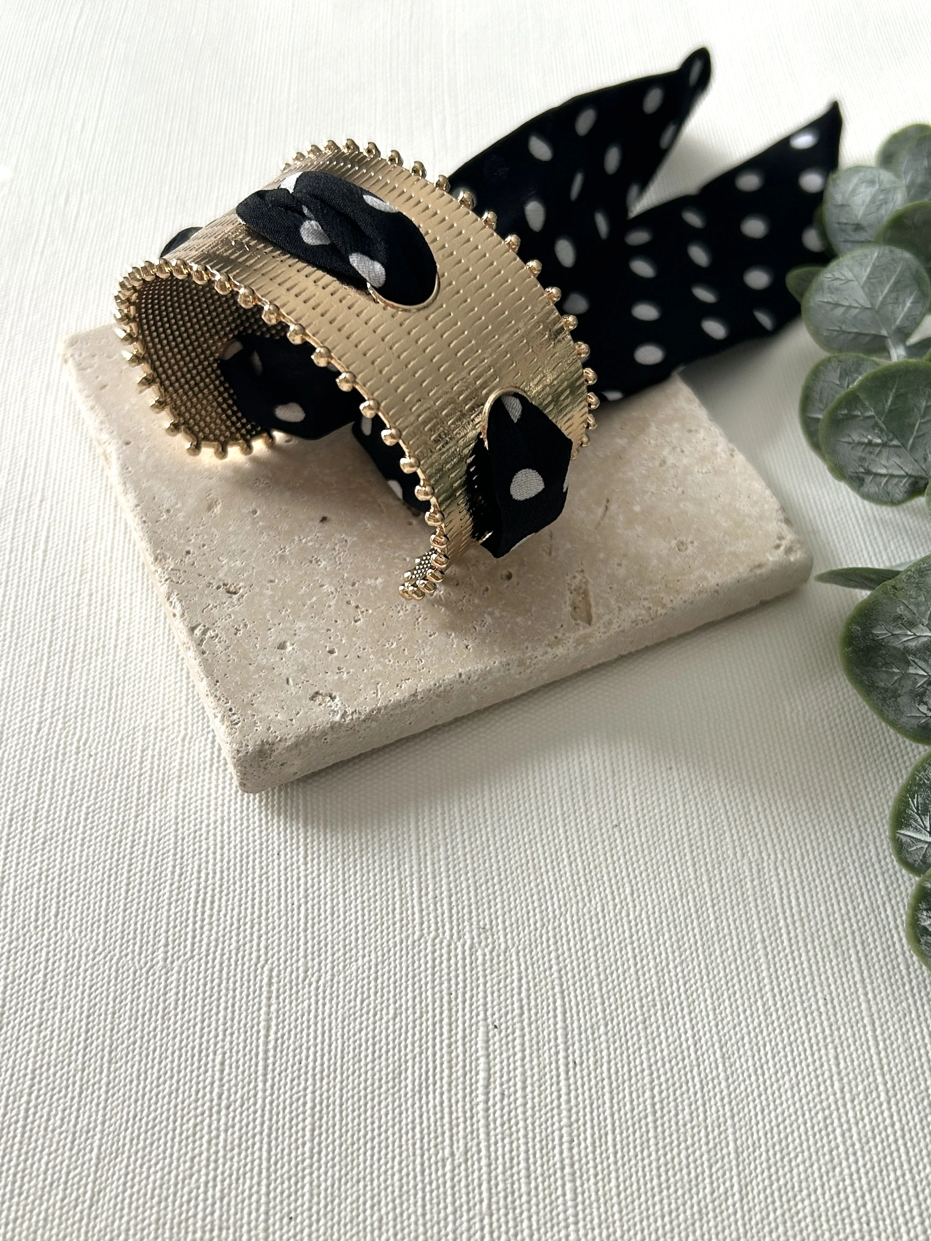 Puantiye Detaylı Plaka Fularlı Kelepçe