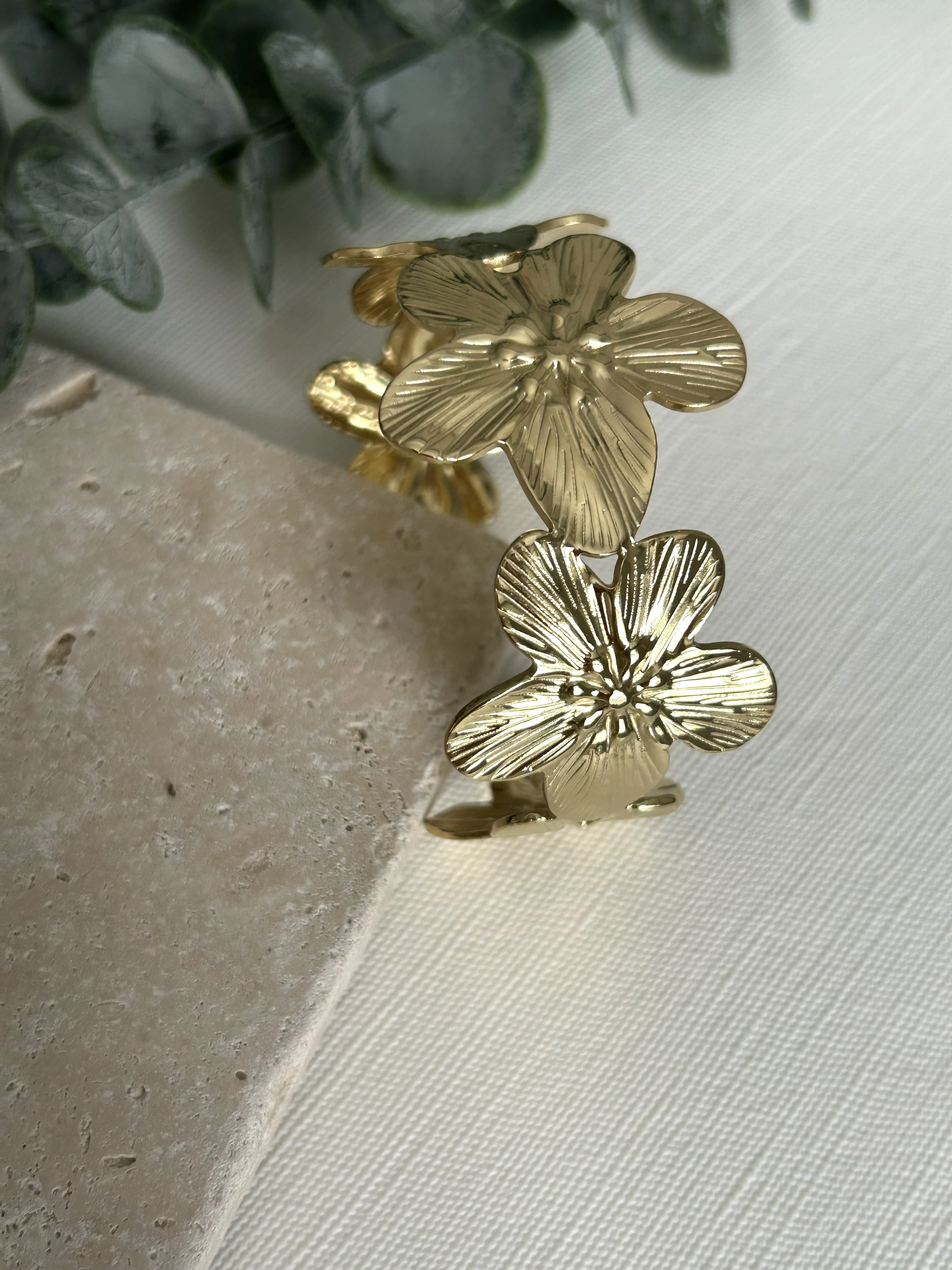 Çiçek Detaylı Plaka Gold Kelepçe