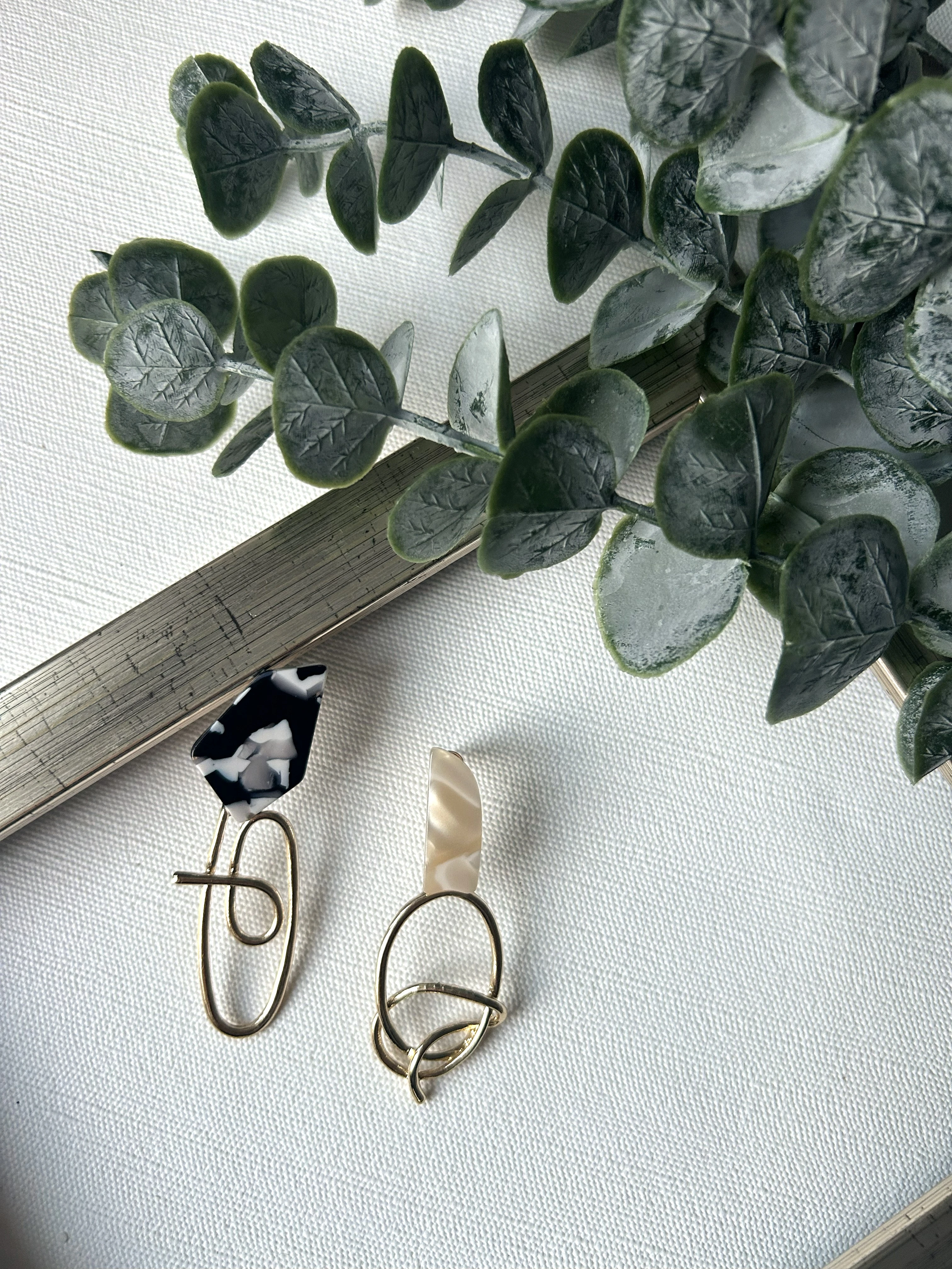 Asimetrik Detaylı Siyah Beyaz Küpe