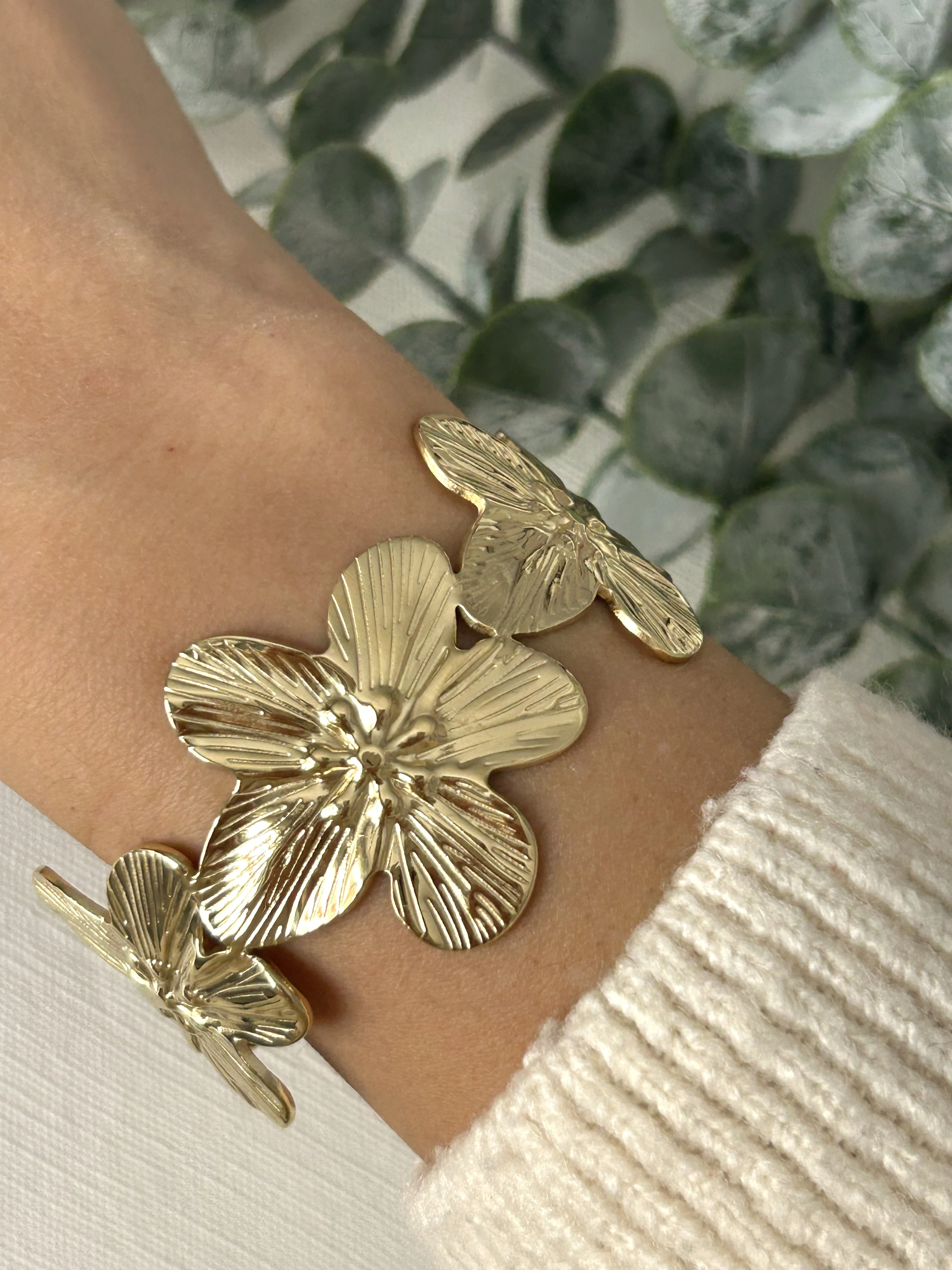 Çiçek Detaylı Plaka Gold Kelepçe