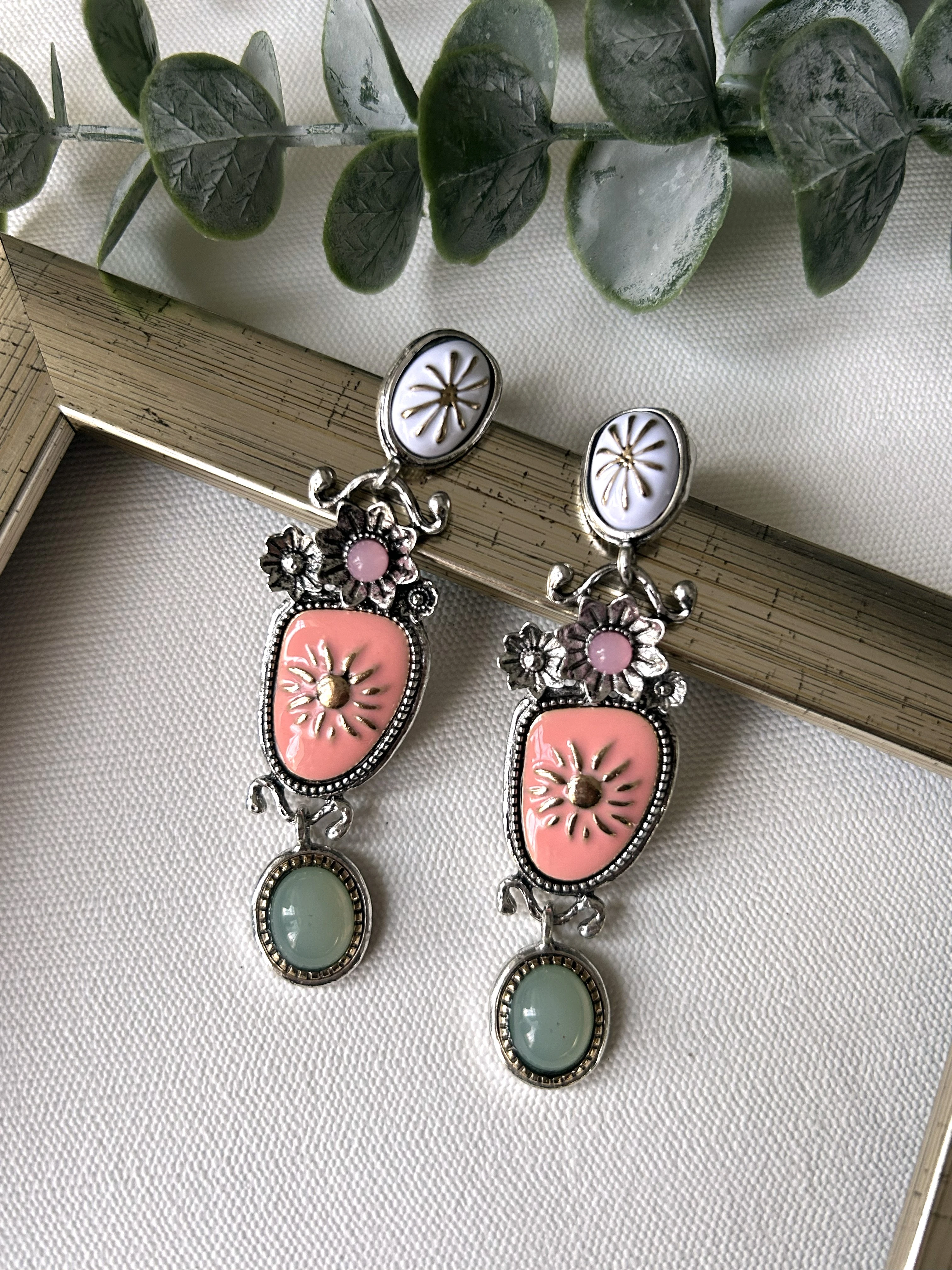 Marka Model Vintage Pembe Detaylı Küpe