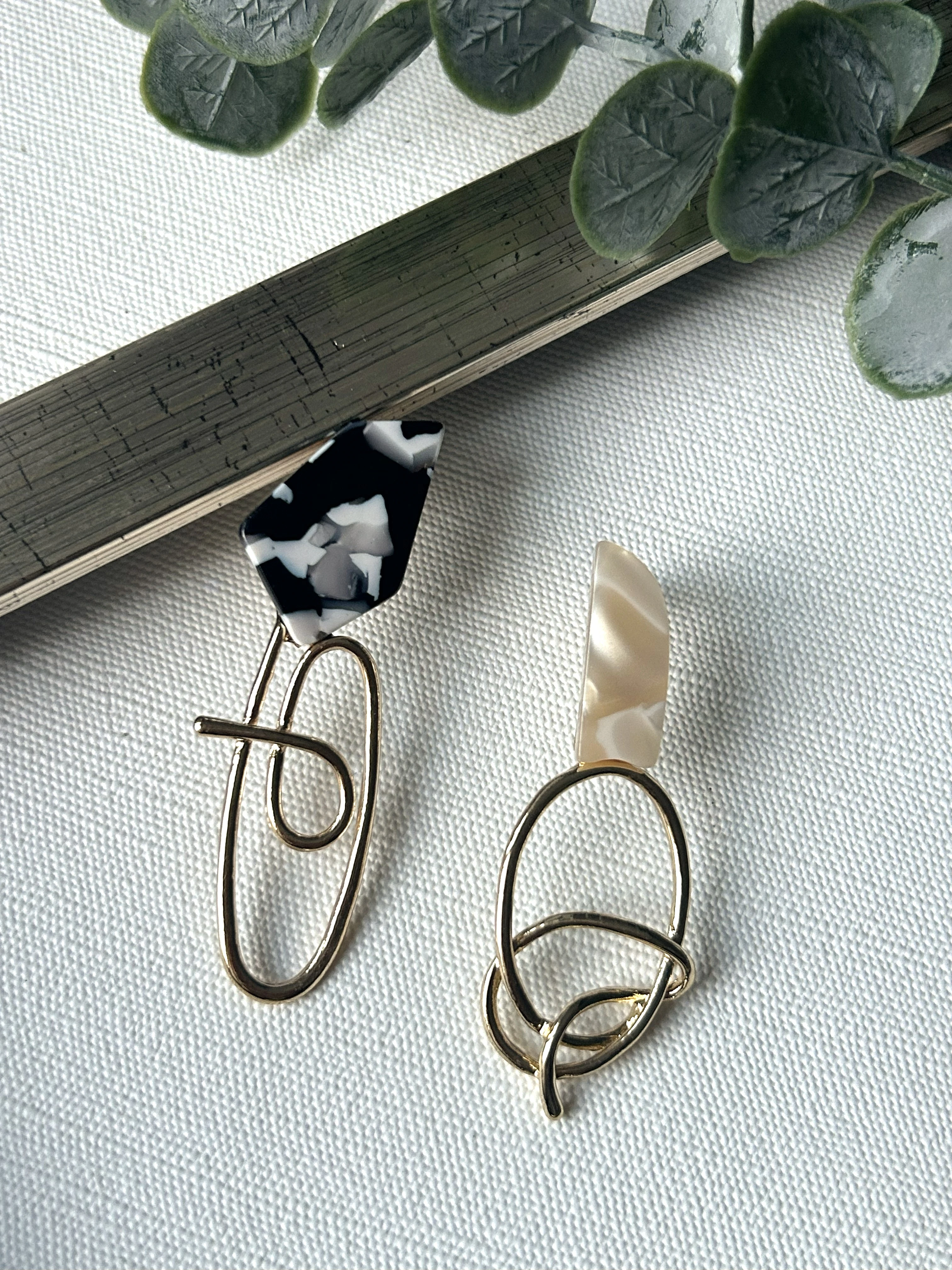 Asimetrik Detaylı Siyah Beyaz Küpe