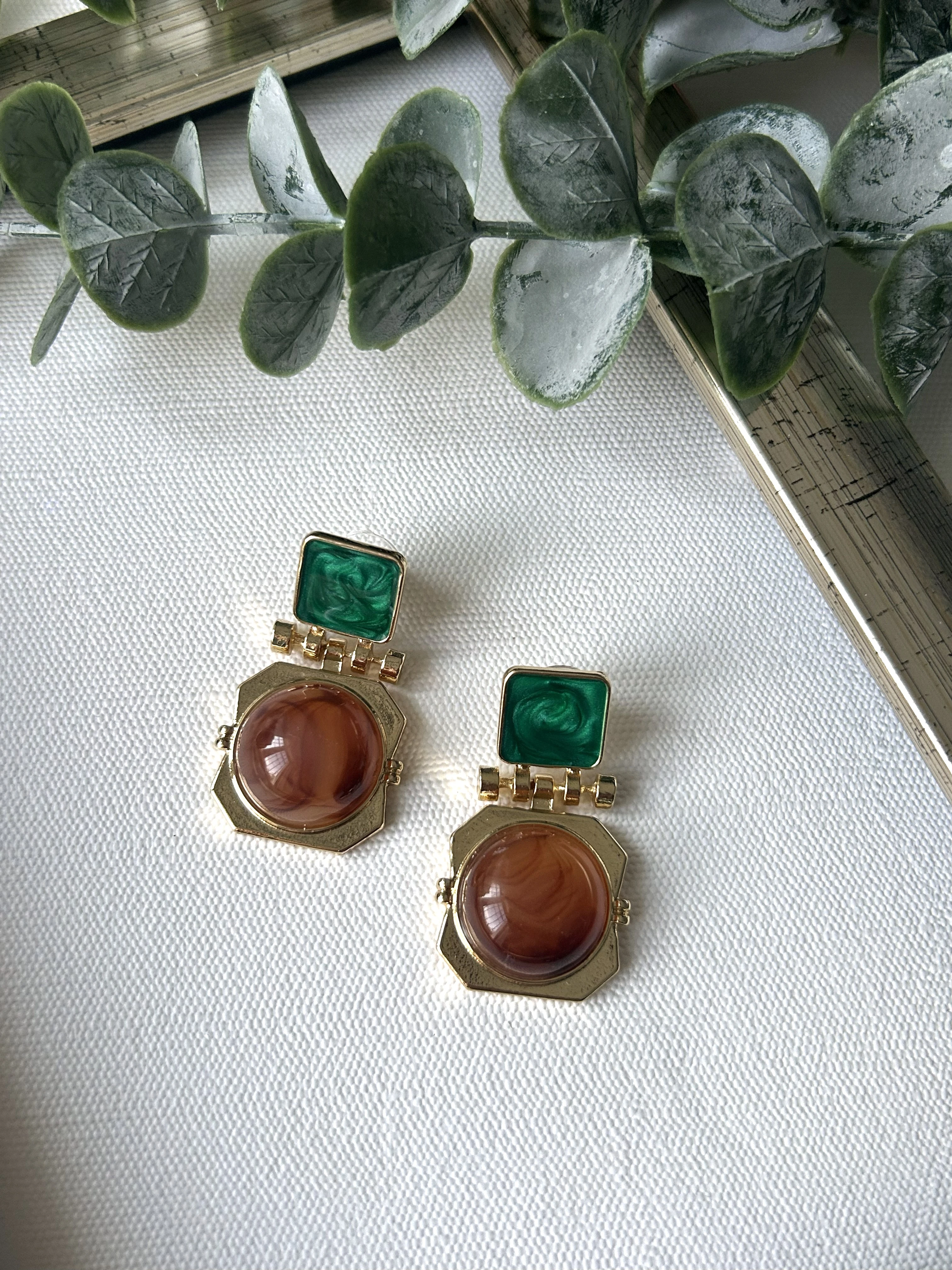 Kahverengi ve Yeşil Detaylı Küpe