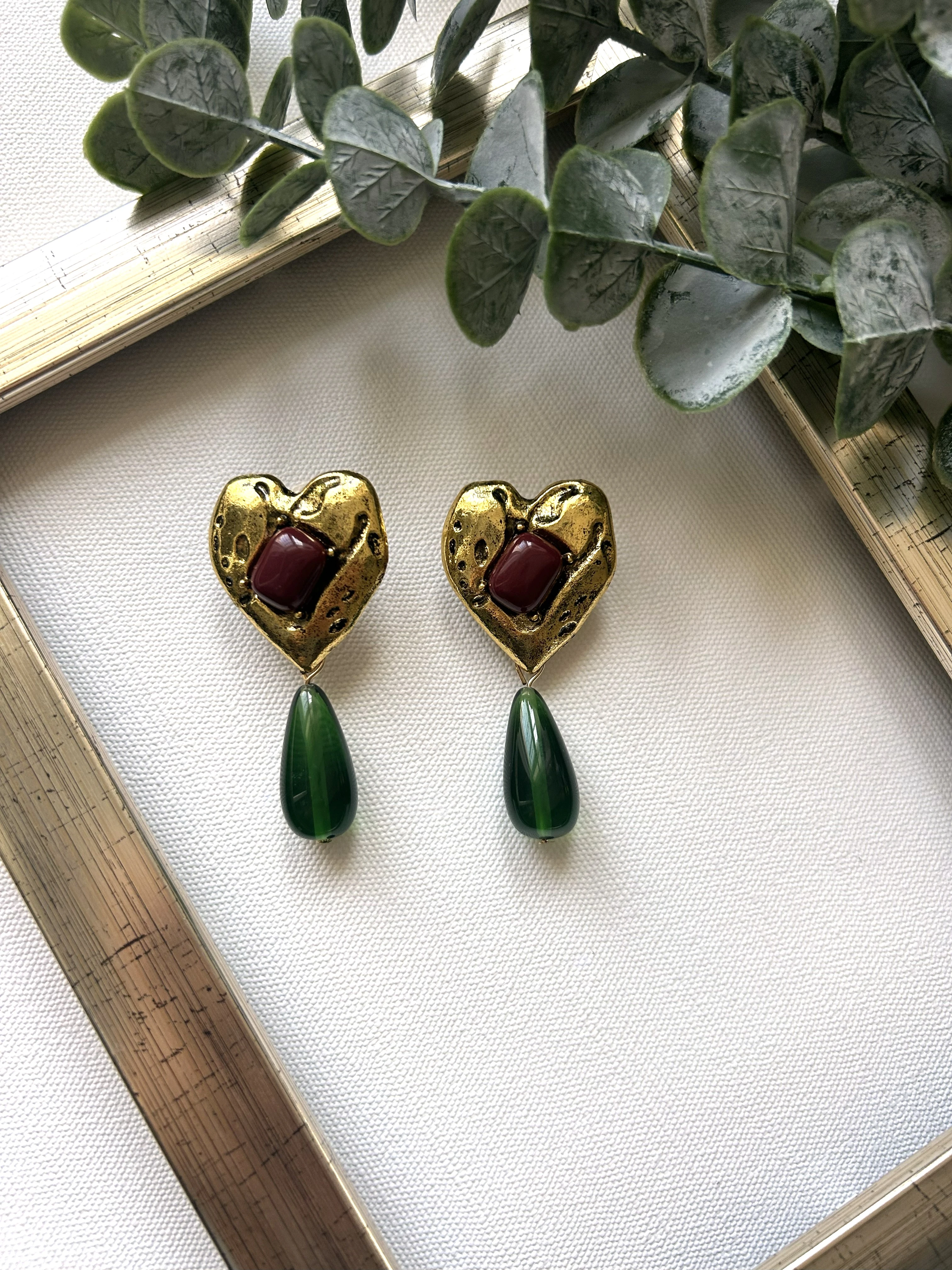 Asimetrik Kalp Formlu Bordo-Taşlı Yeşil Damla Küpe