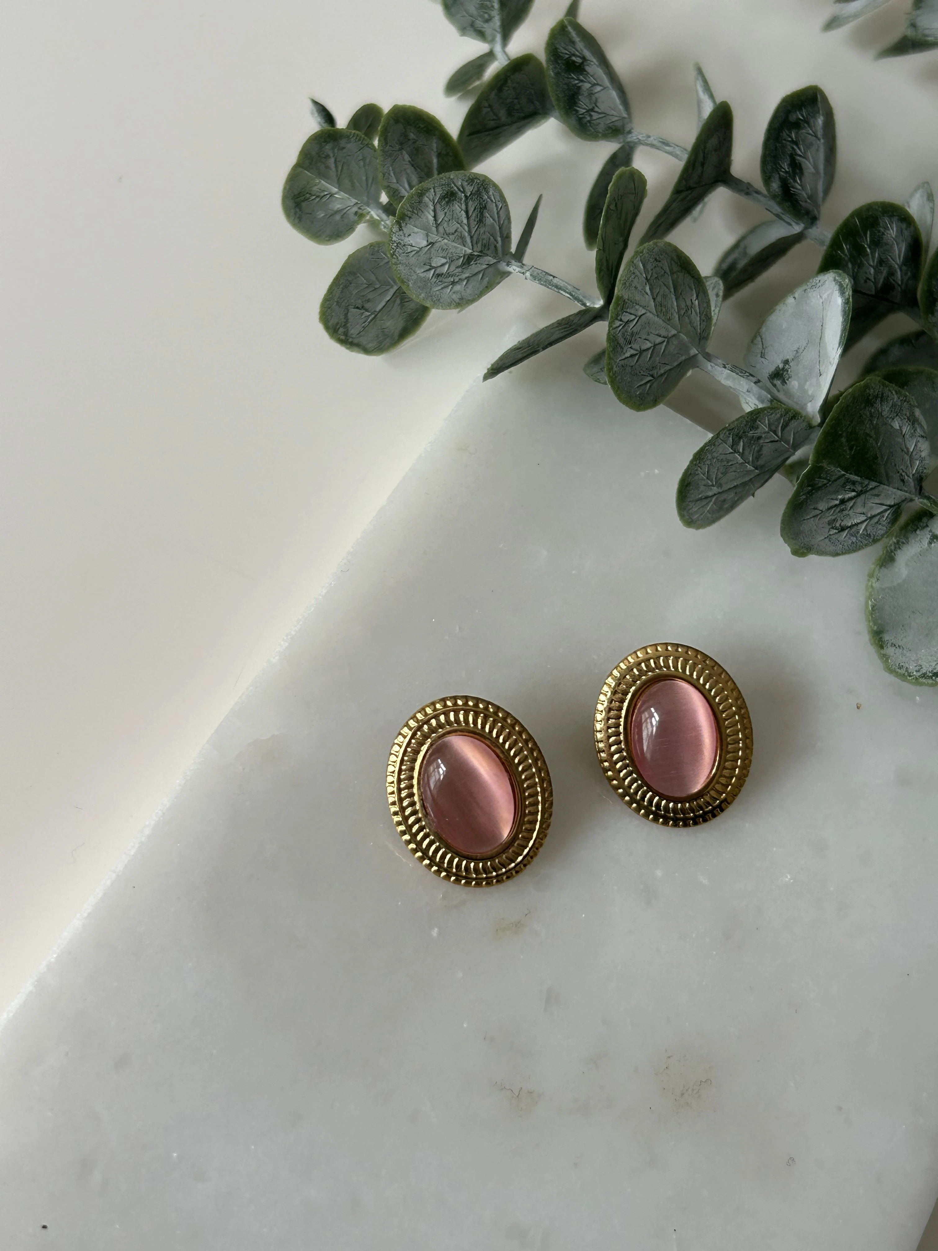 Gold Çerçeve Detaylı Pembe Çelik Küpe