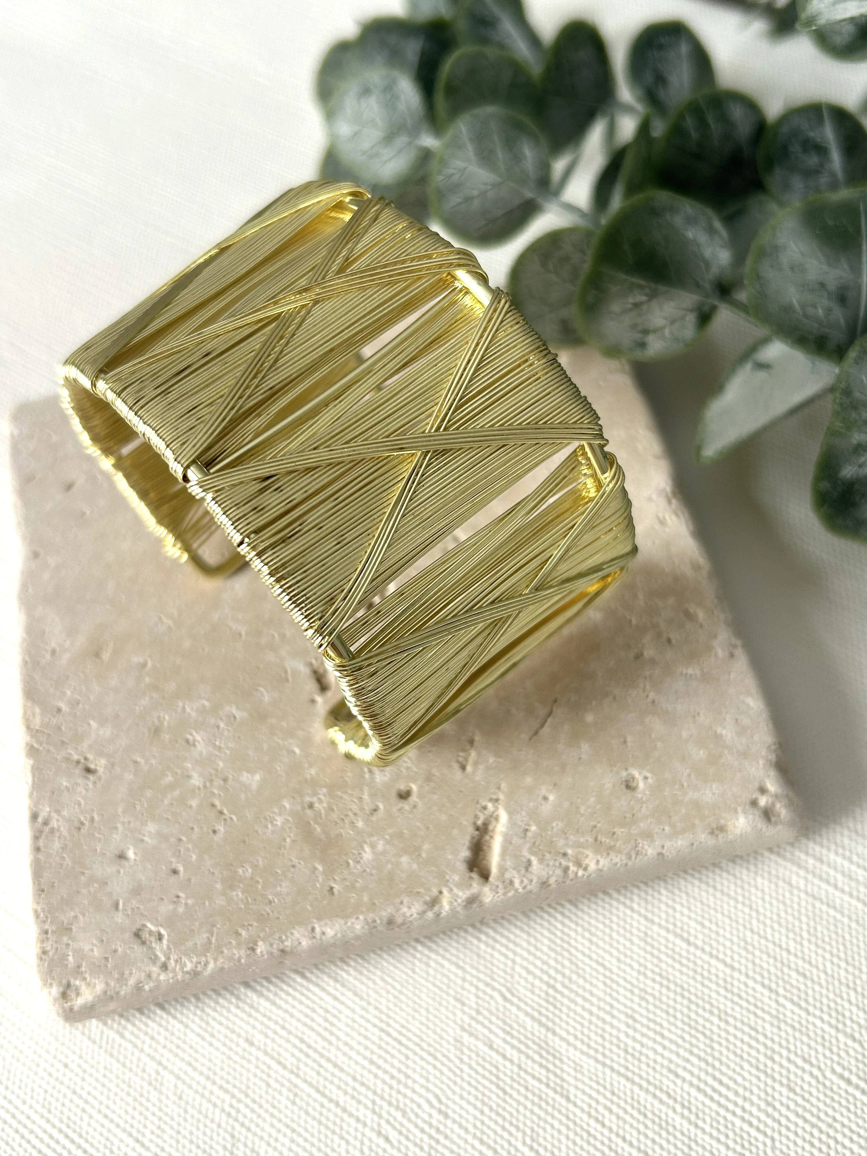 Çapraz Detaylı Gold Kalın Kelepçe