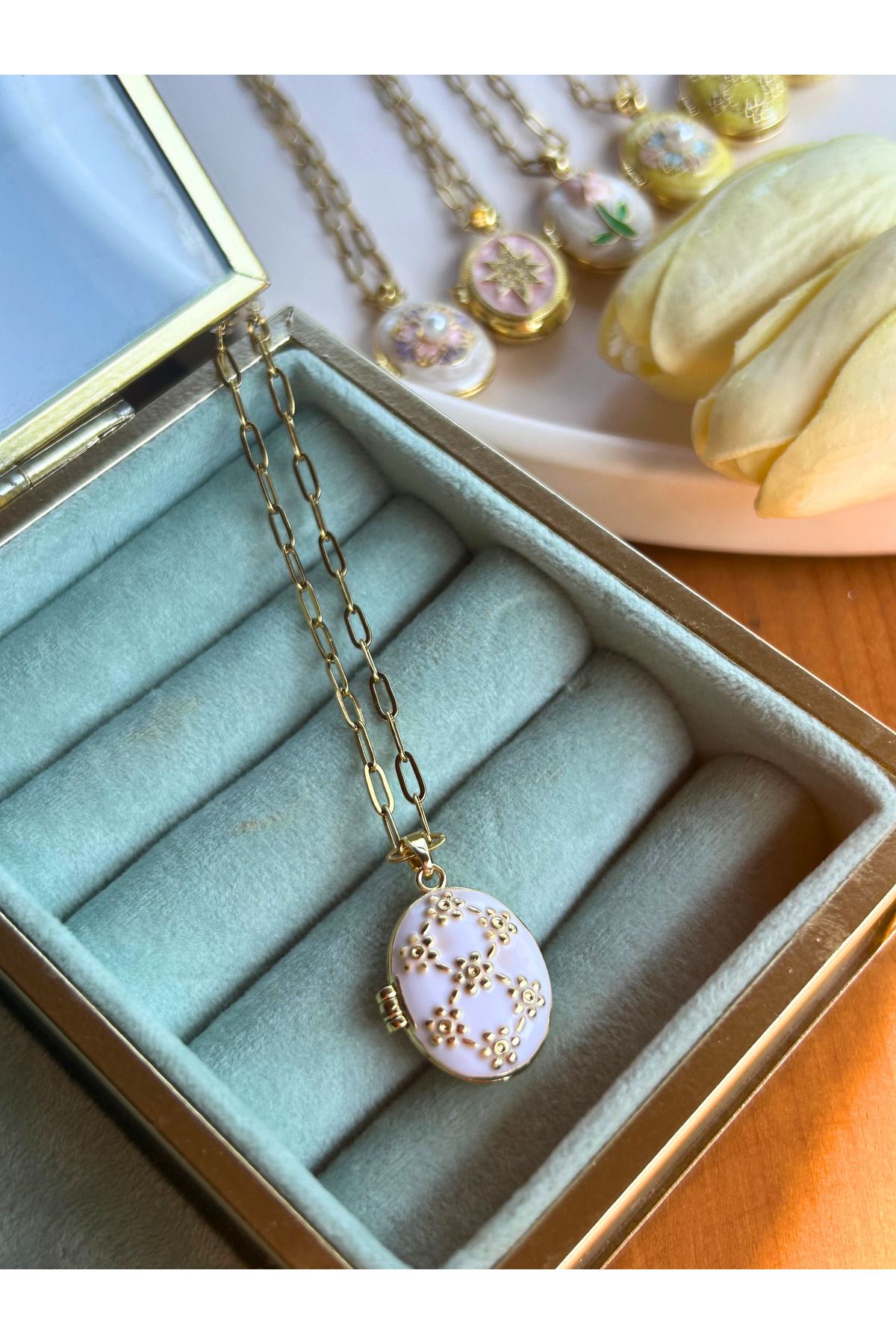 Beyaz Gold Çiçek Detaylı Kapaklı Çelik Sanat Kolye