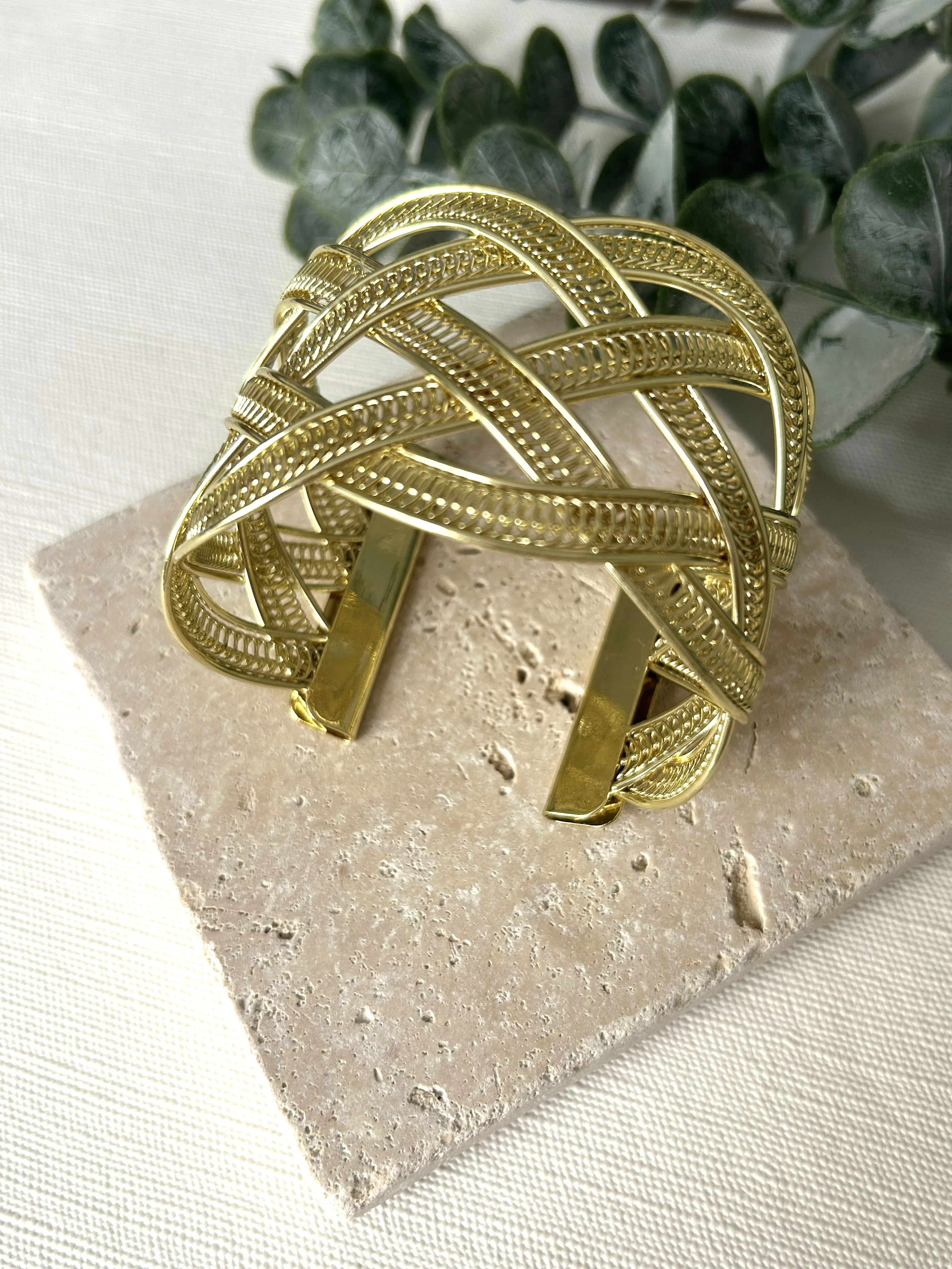 Örgü Detaylı Gold Kalın Kelepçe