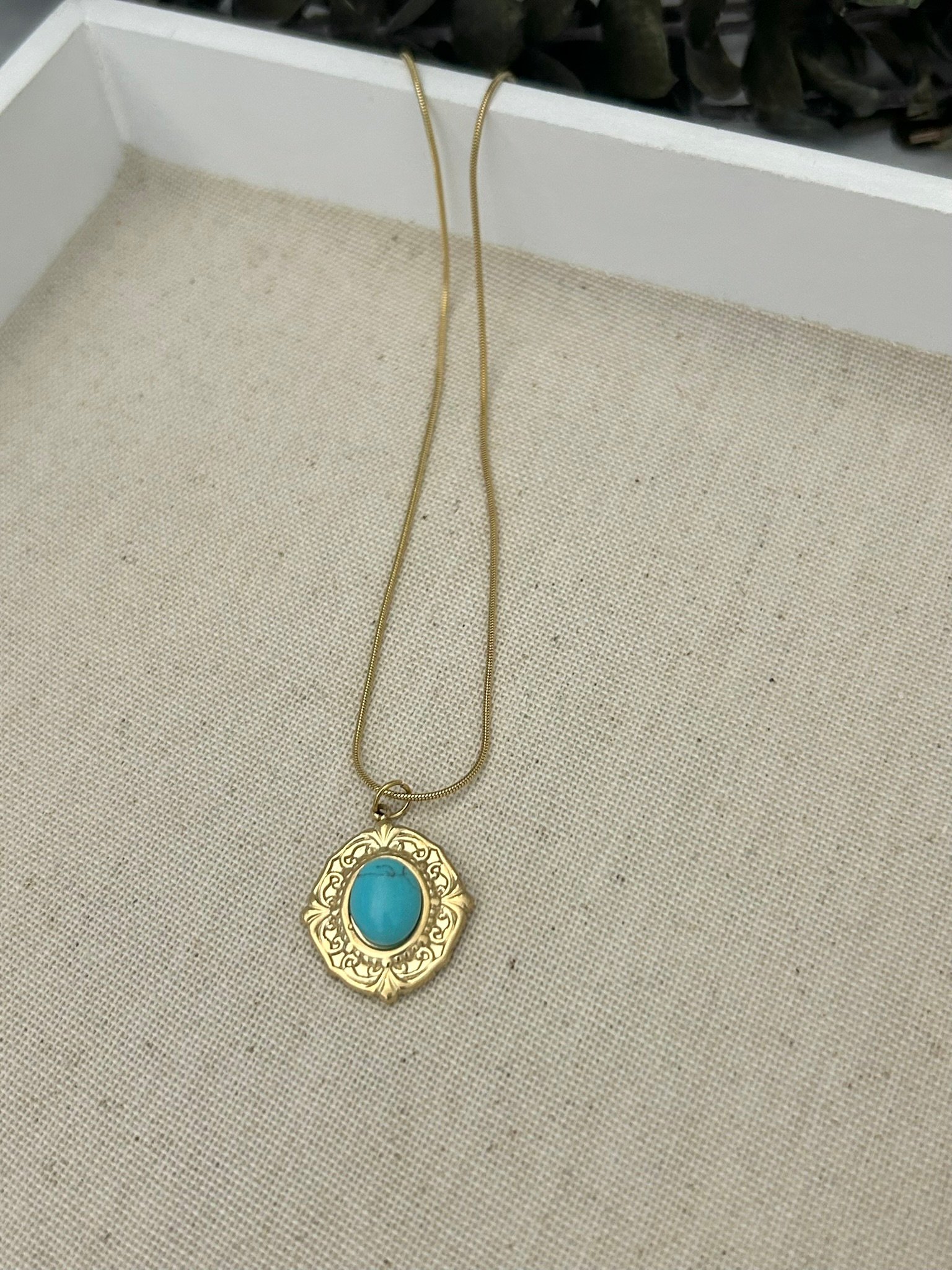 Vintage Çerçeve Firuze Taşlı Gold Çelik Kolye