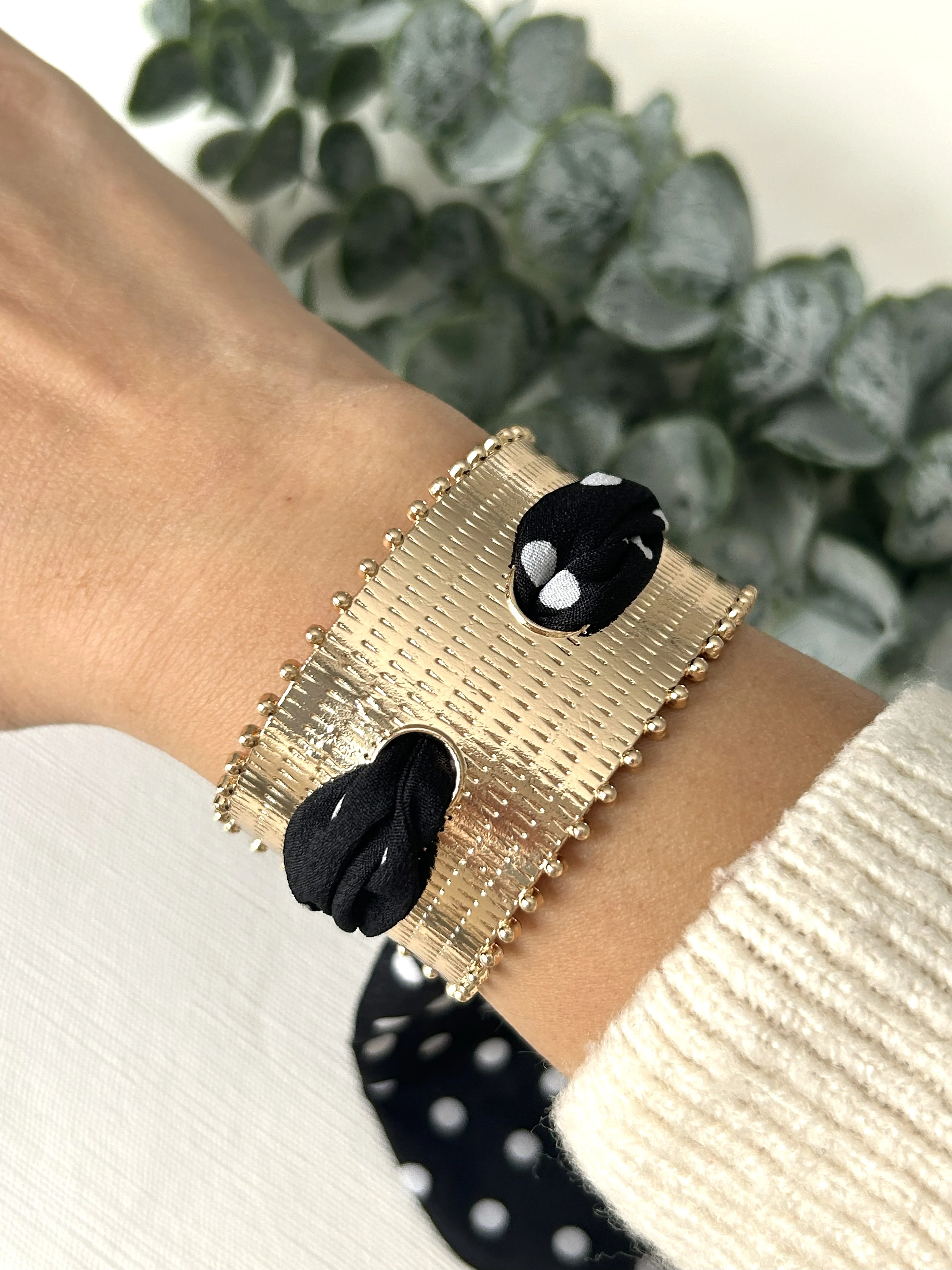 Puantiye Detaylı Plaka Fularlı Kelepçe