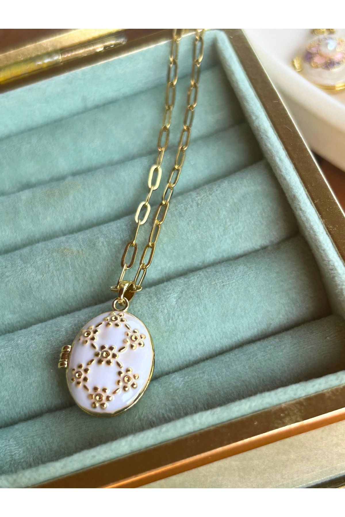 Beyaz Gold Çiçek Detaylı Kapaklı Çelik Sanat Kolye