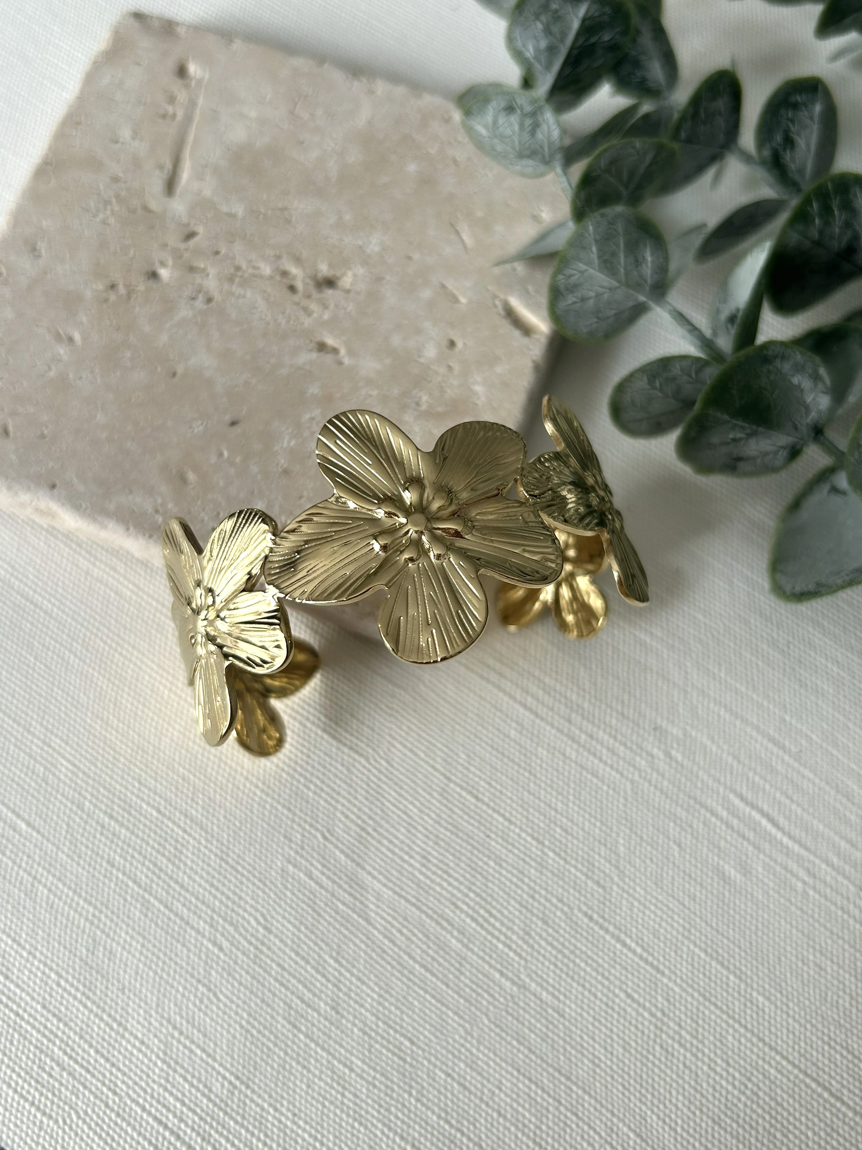 Çiçek Detaylı Plaka Gold Kelepçe